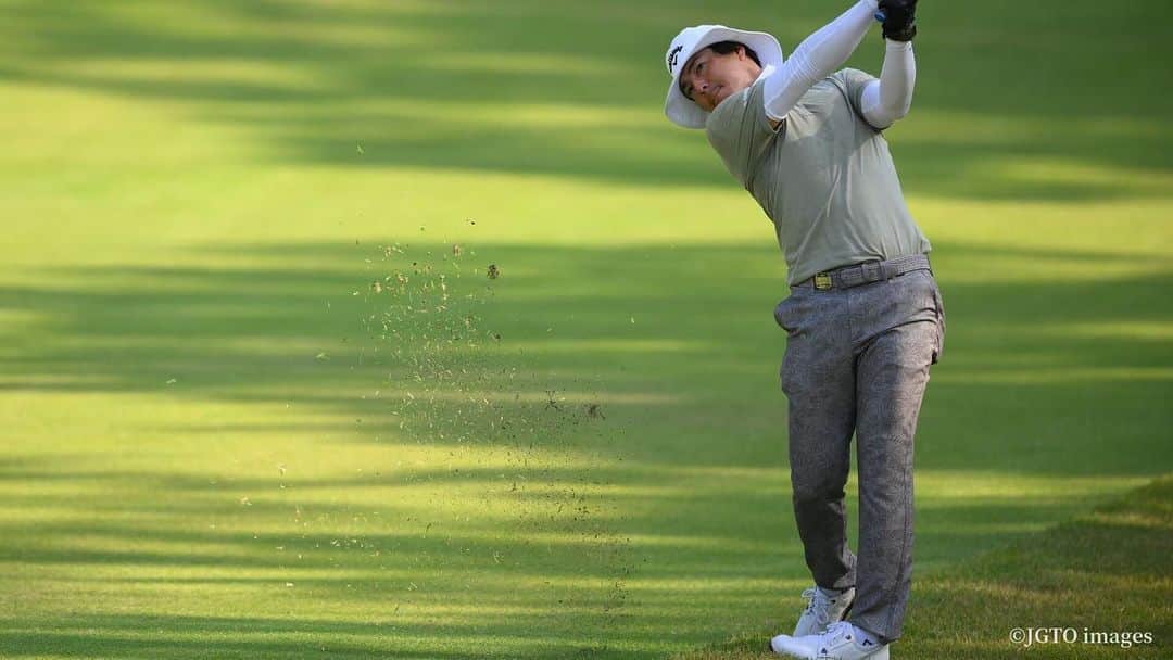  JGTO 男子プロゴルフツアーのインスタグラム：「『横浜ミナト Championship ～Fujiki Centennial～』第2ラウンド⛳️   石川遼は、予選通過に3つ及ばない通算4オーバーで悔しい敗退🏌️ 「ロングゲームがあまり良くなかったので。それがもろに出るコースだと思いますし、それを許してもらえるコースでもない。今の自分の悪いところが出ましたね」と、視線を落とした😔   今年3度目の悔しい予選落ちとなったが、弟の航は、通算3度目の決勝へ。 「もちろん、応援していますし。もっと広い視野でこれからのことを思うとまだまだこれからですが、予選を通れるというのは本人にとっても良いこと。応援したい」と、エールを送った✊🏻☺️  #jgto #golftournament #男子ゴルフ #横浜ミナトチャンピオンシップ #横浜カントリークラブ #石川遼」