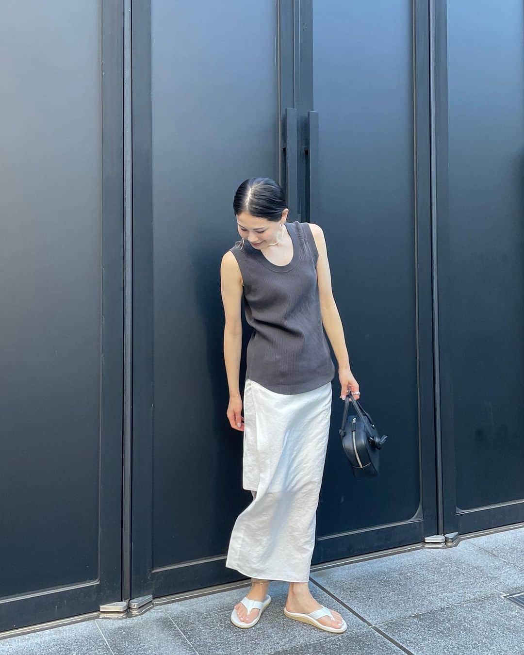 chinatsu614さんのインスタグラム写真 - (chinatsu614Instagram)「Summer side slit skirt. #meyame #stunninglure #cadan #vasic #islandslipper  ・ ・ ・  デザインが気に入った オーバースリットスカート。  カジュアルなものと合わせて 程よい女らしさのバランスで☺︎」8月4日 19時52分 - chinatsu614