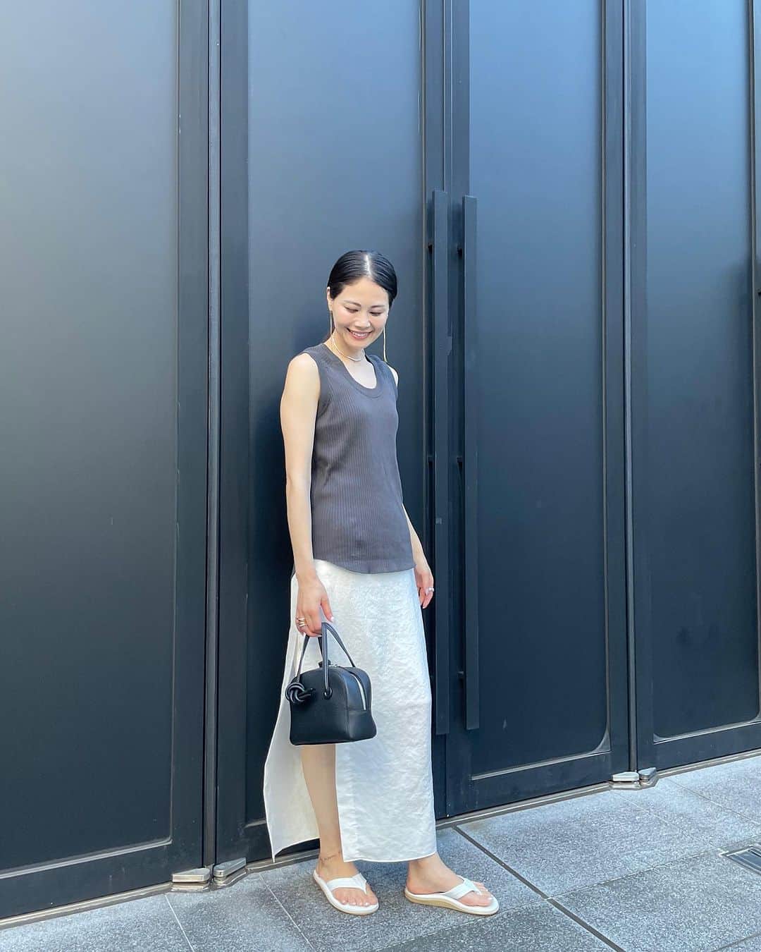 chinatsu614さんのインスタグラム写真 - (chinatsu614Instagram)「Summer side slit skirt. #meyame #stunninglure #cadan #vasic #islandslipper  ・ ・ ・  デザインが気に入った オーバースリットスカート。  カジュアルなものと合わせて 程よい女らしさのバランスで☺︎」8月4日 19時52分 - chinatsu614