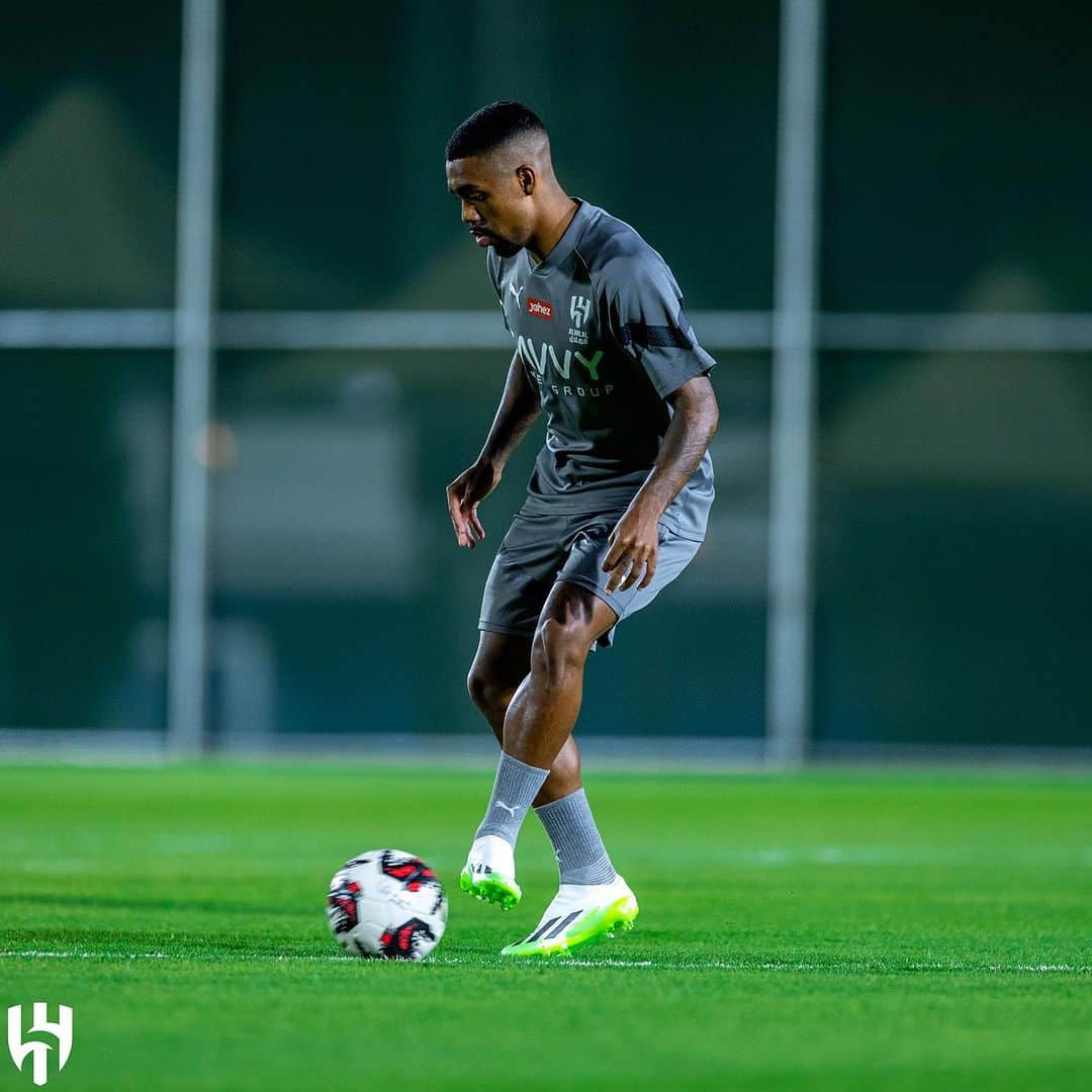 マウコム・フィリペ・シウヴァ・デ・オリヴェイラのインスタグラム：「Training 💙🤍」