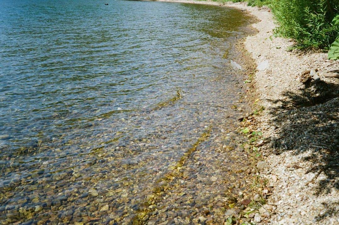 坂東龍汰のインスタグラム：「洞爺湖の水綺麗だったなぁ  表面あったかいのに深いところはすんごい冷たかった  Nikon F2」