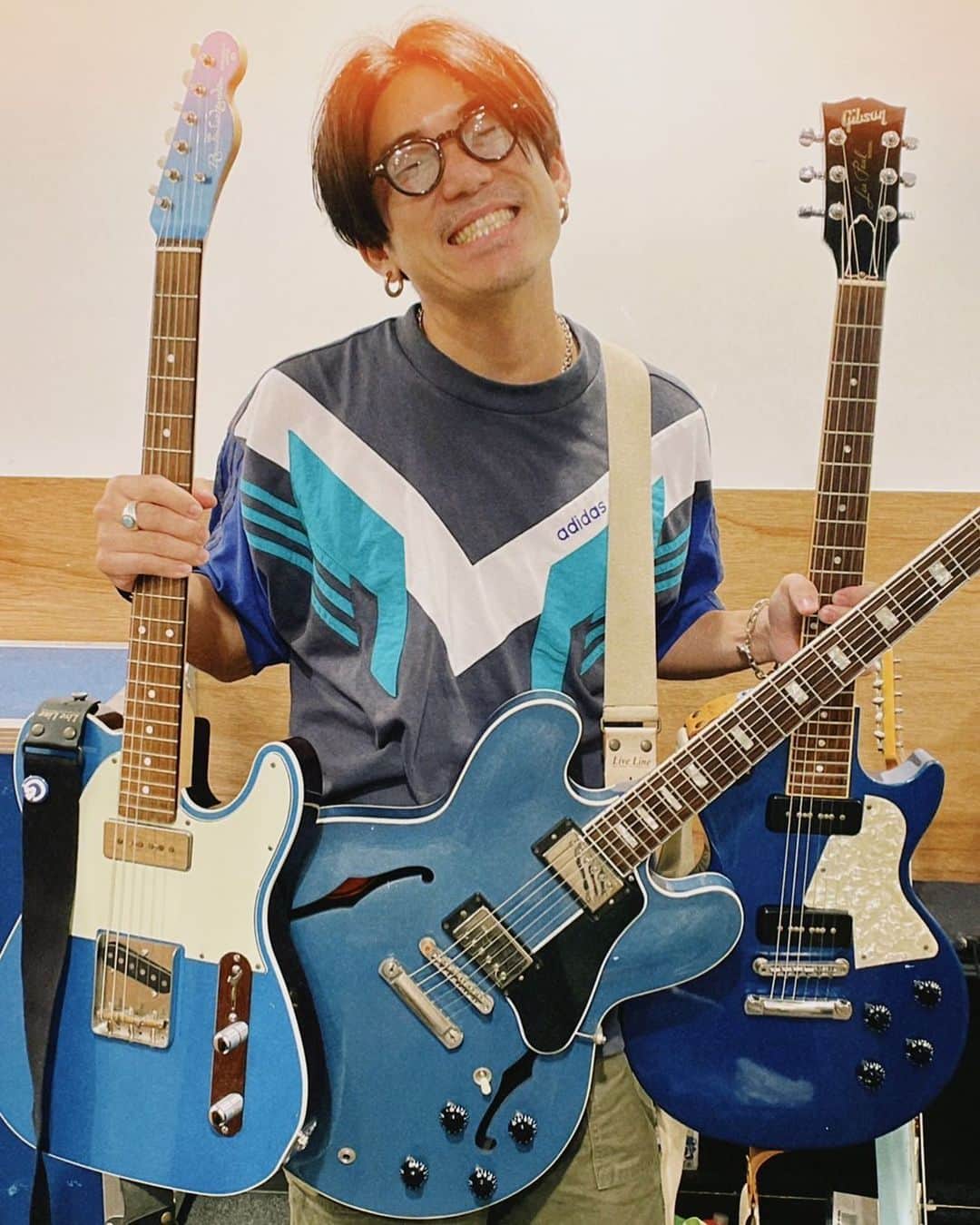 平部雅洋さんのインスタグラム写真 - (平部雅洋Instagram)「青いギターに囲まれて幸せそうなヒラベ」8月4日 19時47分 - hirabechan_rggr
