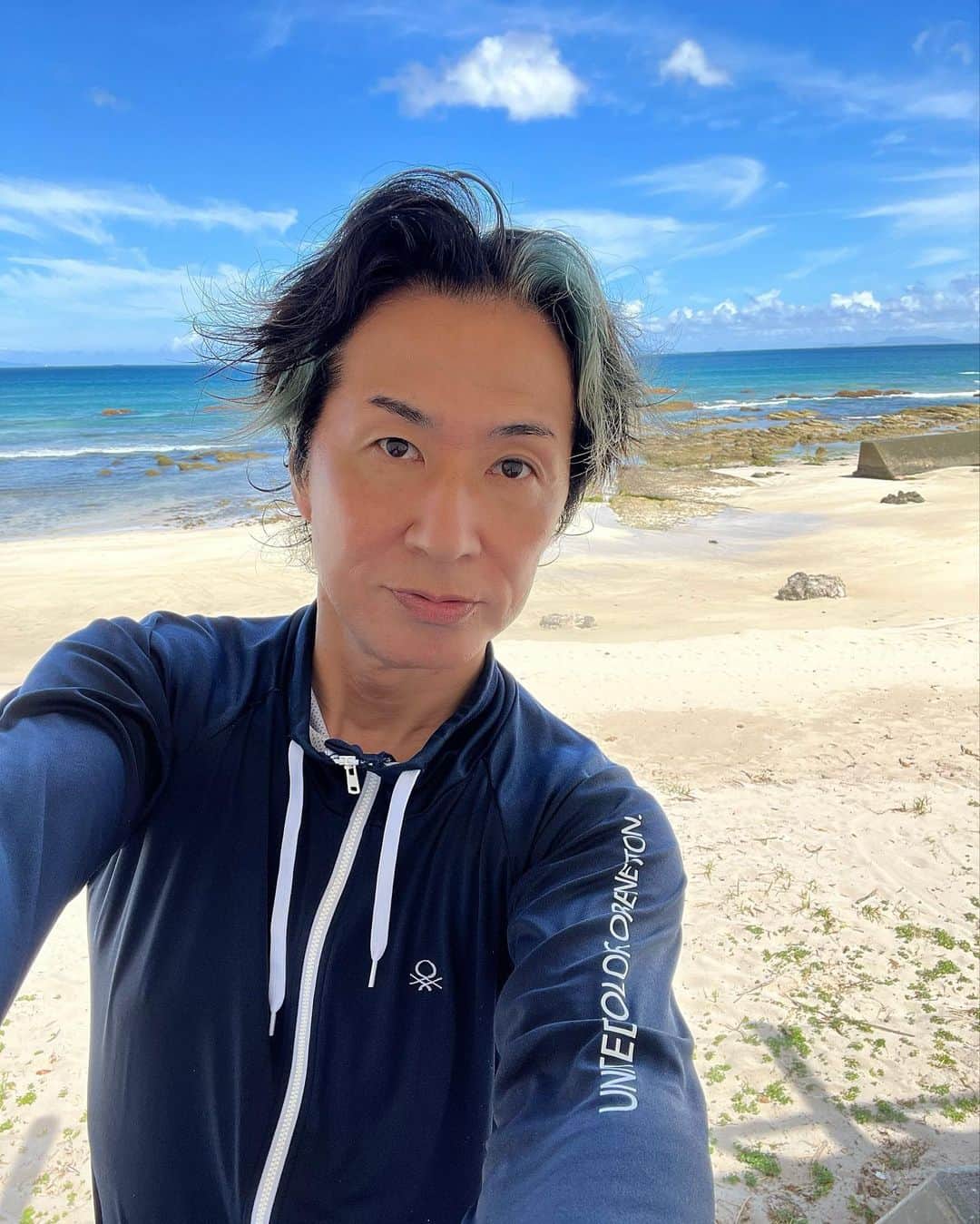 遠藤一馬のインスタグラム：「本日下田の暁亭にB3トラベルの下見？に。  と言う訳ではないけど海に泳ぎに行った帰りに暁亭寄ってとんかついただきました😉  そしてめでたく売切れたROYAL FORCEの1stシングル『クリスティーナ』、もう在庫がないので僕の分を渡し、またお店にサインさせていただいてます。  B3トラベルまでにもう一回ぐらい来たいなぁ〜🍴  #暁亭　#伊豆　#下田　#海 #sea」
