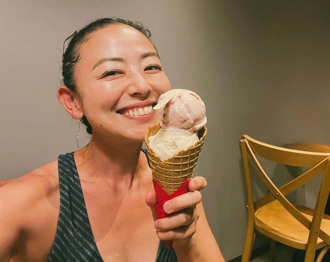 高松いくのインスタグラム：「ここのアイス ほんと好き‼️  逗子行ったら絶対食べるアイスクリーム🍨  @cremahop   JR逗子駅東口から徒歩5分、逗子銀座商店街沿いにあるアイスクリームショップ『CREMAHOP（クレマホップ）』。  人工甘味料や合成着色料は不使用 天然素材で少量ずつ作って 常に新鮮なアイスクリームを提供  砂糖はミネラルが多くてコクもある 有機ブラウンシュガー 乳化剤は大豆由来のものを使用 牛乳や卵も、アイスに合う素材を厳選  夏の間、 あと何回行けるかな〜😋❤️  逗子に行った際は、是非‼️‼️  そして 大きな丸を2つ ダブルでテンション上がって下さいヽ(´▽｀)/✨  ワッフルコーンじゃない方が、 おーーーーーー！落ちるーーー🤣❤️ってなるかもww  今度は3つに挑戦しようかな😍  #アイス #夏休み　 #美味しい  #無添加  #天然素材  #icecream #summer #zushi #逗子 #神奈川県 #湘南 #shonan #yum #ice #デザート  #甘い」