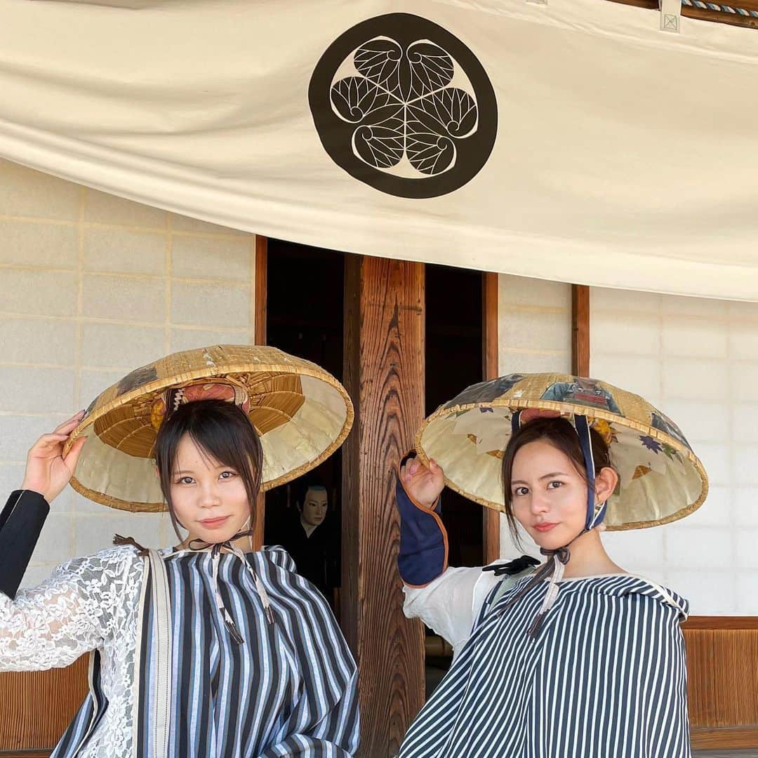 遊佐ちえみのインスタグラム：「🎞🎥🗾  📍新居関所跡 新居関所史料館 静岡県湖西市新居町新居1227-5  江戸時代へタイムスリップ💭🖤  当時の衣装を身につけて、関所内を散策。  幕府が江戸を守るため、全国に53ヶ所の関所を設け、 「入鉄砲と出女」に対し厳しく取り締まりをしていました。  ここ、新居関所では約100年の間、幕府直轄として 最高の警備体制が敷かれ、鉄砲など武器の持ち込みはもちろん、 新居関所は江戸へ向かう女性にも「手形」が必要で、 不備が見つかれば通ることはできません。 そんな時代もありました。  歴史に触れる体験。 夏休みの自由研究にもピッタリです！  ◾︎ 営業時間  9時～16時半  ◾︎ 定休日  月曜日 (8月は無休)  ◾︎料金  大人400円 小人150円  ◾︎ 駐車場  あり(無料 30台)  #新居関所 #新居関所跡 #新居 #湖西観光 #静岡観光 #夏休み #自由研究 #入鉄砲と出女  #湖西 #湖西市 #観光スポット #海の湖HAMANAジェンヌ #visit浜名湖」