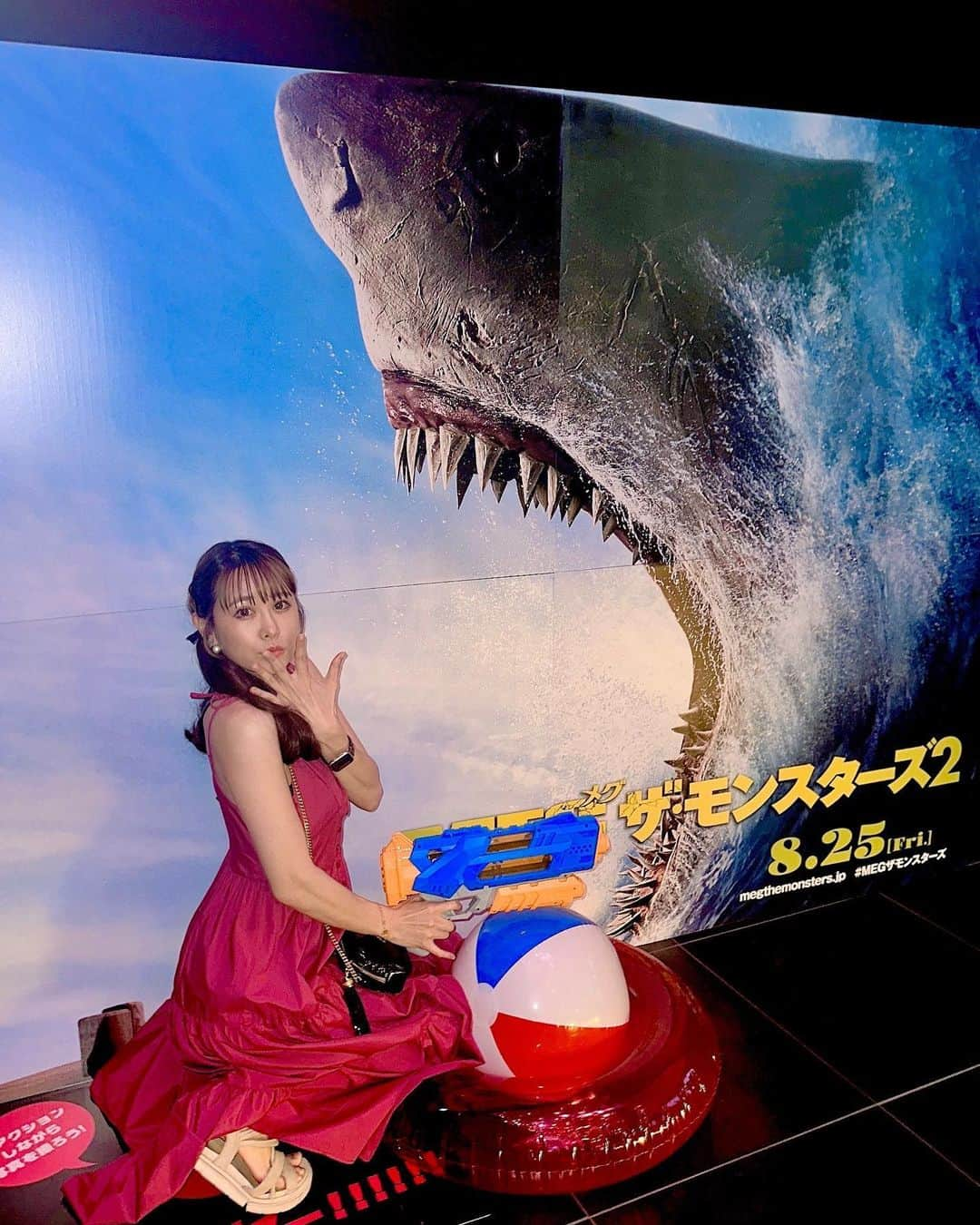 日向カンナさんのインスタグラム写真 - (日向カンナInstagram)「MEGザ・モンスターズ2の試写会に映画博士の @daisuke.ojs さんに誘っていただき、映画仲間の皆さんと行かさせてもらいました☺️✨  1を遥かに超える迫力とアクション、そして深海の恐怖。メグって名前は本当に可愛いのに、うちのめぐとは大違いでした😳  そして、大輔さん一推しの、ステイサムがカッコ良すぎて。。笑 最強の生き物は恐竜でも、サメでもなく、ステイサムだと思わされましたぜ😳  私が1番好きな映画が、もともとジュラシックパークだったので、この古代の生き物たちの世界観は大好物です✨✨是非，劇場で観て欲しい作品！  そして、やはりうちのめぐも最強の癒しモンスターなのでした🥰くぅ、やられた、、❣️  #映画 #映画鑑賞 #megザモンスターズ #megザモンスターズ2 #megザライド #pr #犬のいる暮らし #映画鑑賞記録 #映画好きな人と繋がりたい #映画好き  #원스 #데일리패션  #소통 #데일리룩 #일상  #japanease #좋아요   #japaneasegirl #love #instagood  #followme  #japan #tokyo  #インフルエンサー #ダンサー #タビジョ #笑顔が人を幸せにする #笑顔が一番  #ありがとう」8月4日 19時54分 - kanna_hinata