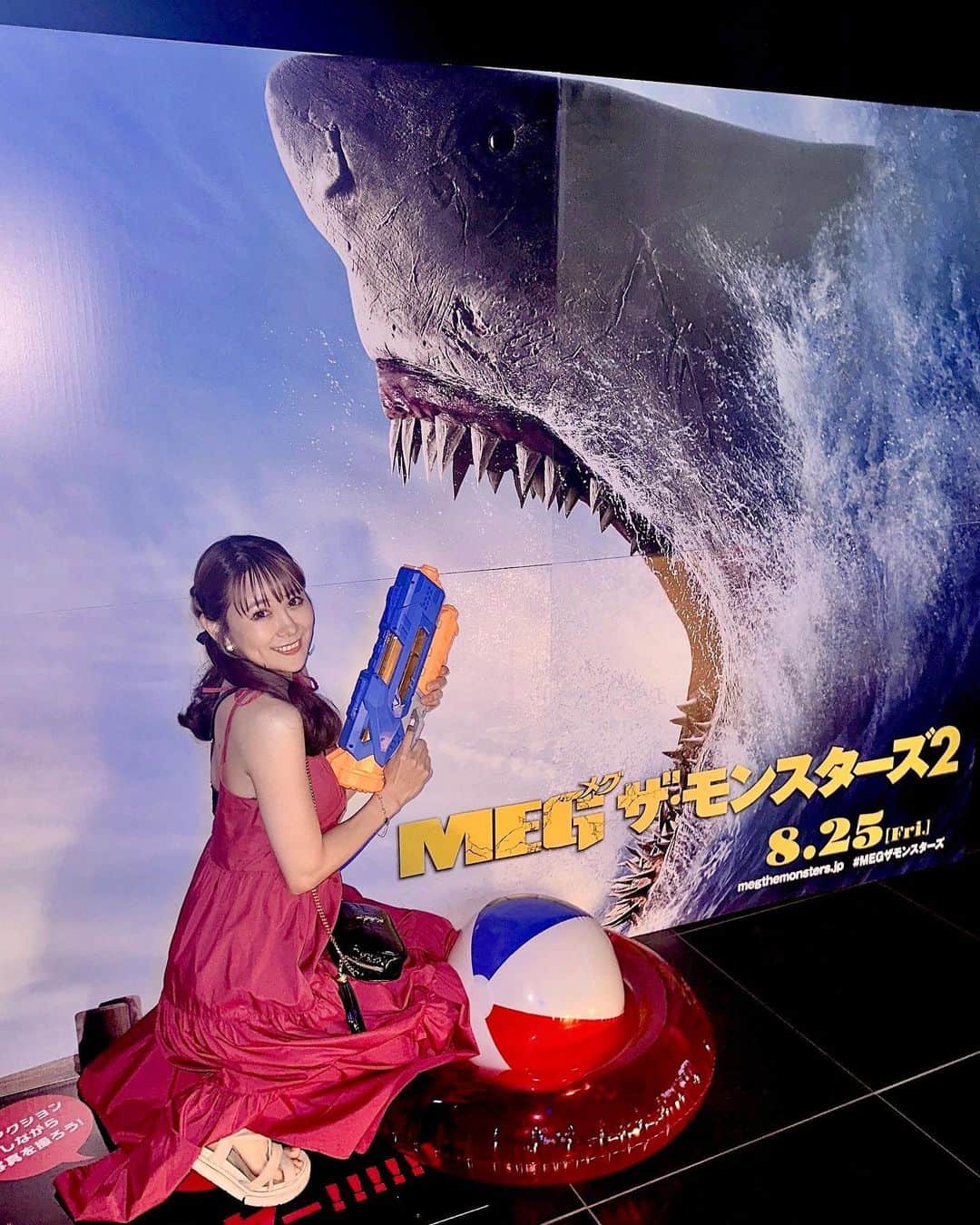 日向カンナのインスタグラム：「MEGザ・モンスターズ2の試写会に映画博士の @daisuke.ojs さんに誘っていただき、映画仲間の皆さんと行かさせてもらいました☺️✨  1を遥かに超える迫力とアクション、そして深海の恐怖。メグって名前は本当に可愛いのに、うちのめぐとは大違いでした😳  そして、大輔さん一推しの、ステイサムがカッコ良すぎて。。笑 最強の生き物は恐竜でも、サメでもなく、ステイサムだと思わされましたぜ😳  私が1番好きな映画が、もともとジュラシックパークだったので、この古代の生き物たちの世界観は大好物です✨✨是非，劇場で観て欲しい作品！  そして、やはりうちのめぐも最強の癒しモンスターなのでした🥰くぅ、やられた、、❣️  #映画 #映画鑑賞 #megザモンスターズ #megザモンスターズ2 #megザライド #pr #犬のいる暮らし #映画鑑賞記録 #映画好きな人と繋がりたい #映画好き  #원스 #데일리패션  #소통 #데일리룩 #일상  #japanease #좋아요   #japaneasegirl #love #instagood  #followme  #japan #tokyo  #インフルエンサー #ダンサー #タビジョ #笑顔が人を幸せにする #笑顔が一番  #ありがとう」