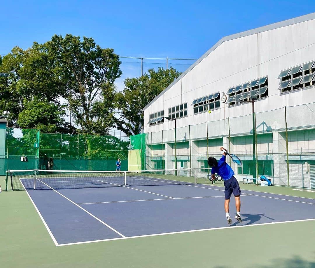 吉崎仁康さんのインスタグラム写真 - (吉崎仁康Instagram)「同志社大学テニス部の後輩たちが早稲田大学と練習試合をするとのことで、早稲田大学テニスコートに行って試合を観戦。最近の学生たちは本当に上手い。そしてあまりの暑さゆえ仕方ないのかもしれないけど、選手への応援やチームメートがしっかり観戦する中で精一杯プレーして欲しいという思いも。リーグ戦での緊張感は半端ないものだと思いますしね。  #同志社大学 #早稲田大学 #体育会テニス部 #doshishatennis #アナウンサー #吉崎仁康 #コート上は40度越え」8月4日 19時55分 - yoshiyasu.yoshizaki