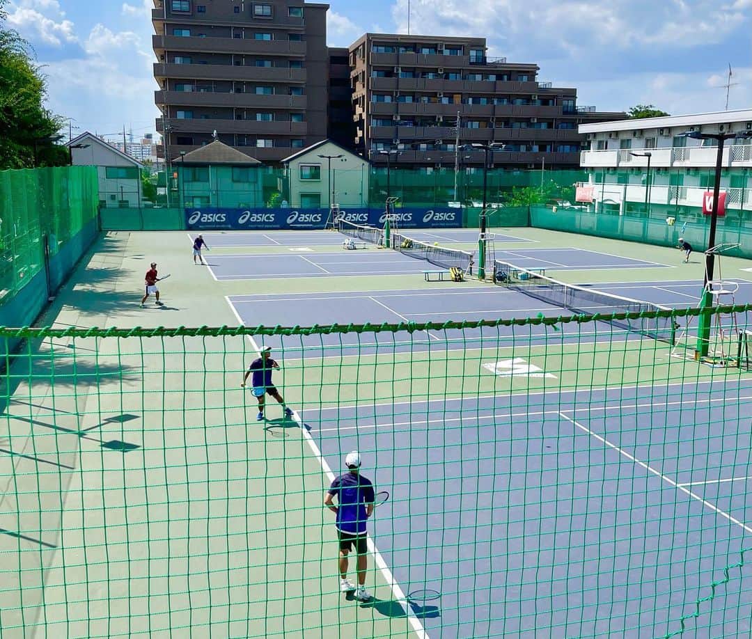 吉崎仁康さんのインスタグラム写真 - (吉崎仁康Instagram)「同志社大学テニス部の後輩たちが早稲田大学と練習試合をするとのことで、早稲田大学テニスコートに行って試合を観戦。最近の学生たちは本当に上手い。そしてあまりの暑さゆえ仕方ないのかもしれないけど、選手への応援やチームメートがしっかり観戦する中で精一杯プレーして欲しいという思いも。リーグ戦での緊張感は半端ないものだと思いますしね。  #同志社大学 #早稲田大学 #体育会テニス部 #doshishatennis #アナウンサー #吉崎仁康 #コート上は40度越え」8月4日 19時55分 - yoshiyasu.yoshizaki