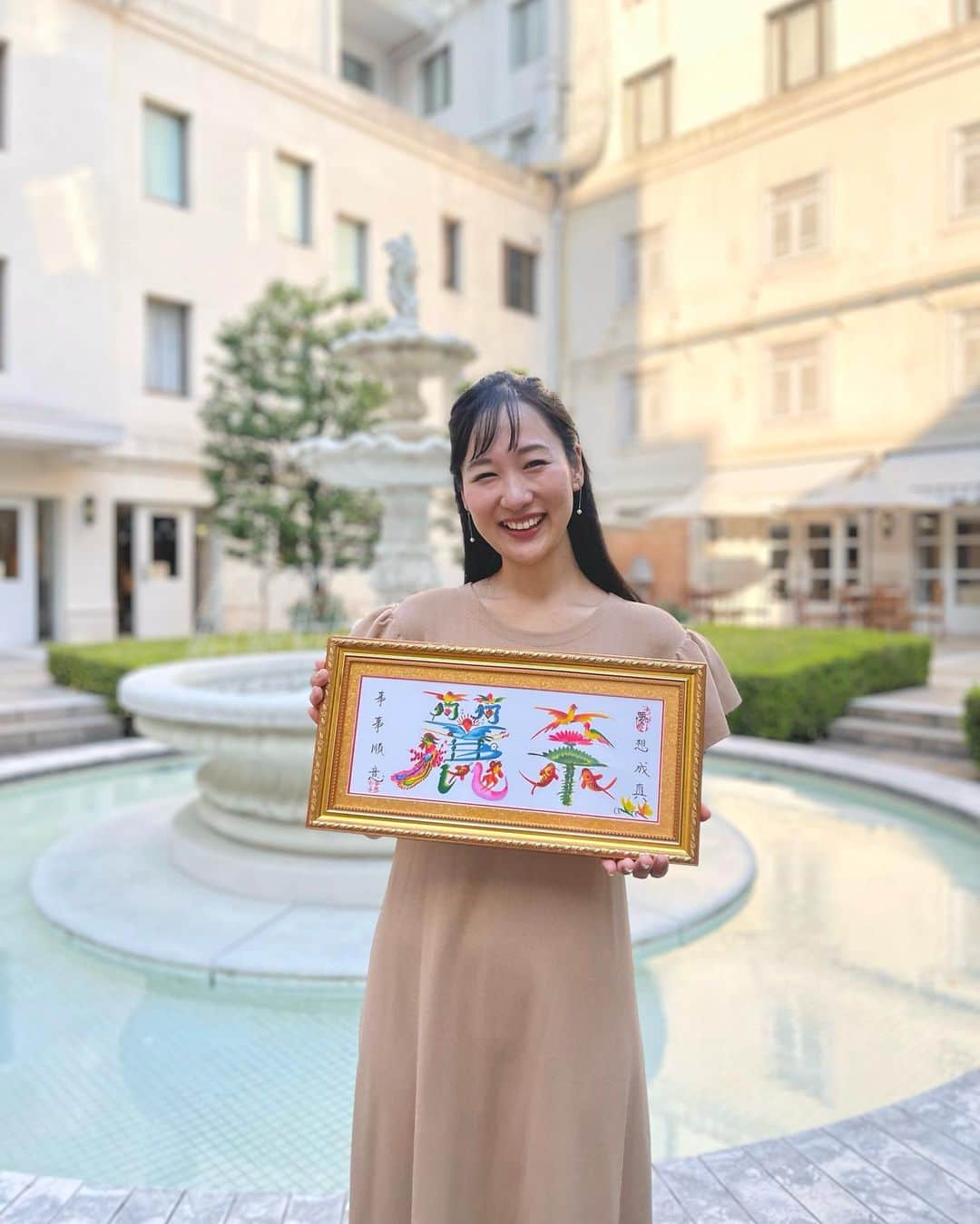 宮崎麗奈のインスタグラム：「． 縁起のいい絵柄で文字をかく 中国の伝統芸能「花文字」🐉🪷 ⁡ 前から気になっていたのですが 今回、横浜中華街でご縁があり、 念願叶ってかいて頂きました🖌️ ⁡ 私の花文字には鳳凰・太陽・蝶・鯉などがかいてありますが、 その絵柄一つ一つに意味が込められているそう✨ そして、飾るだけで開運になるとのこと！ ⁡ ⁡ 本当に素敵すぎる🤭💕大切に飾ります ⁡ ⁡ ⁡ #花文字 #横浜中華街 #横浜市 #中国 #伝統芸能 #横浜観光 #開運 #yokohama」