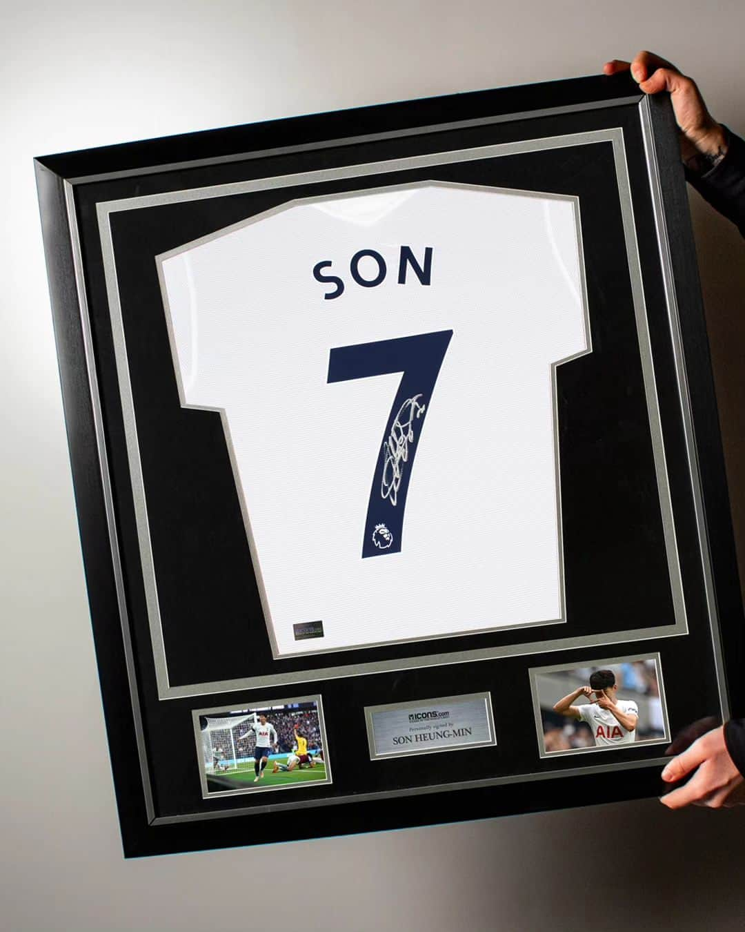 ソン・フンミンさんのインスタグラム写真 - (ソン・フンミンInstagram)「Hello everyone!! I’m giving away a framed Spurs shirt I signed with @icons_memorabilia!  To enter the giveaway, simply tag a friend in the comments and follow @icons_memorabilia 😁  A winner will be selected at random. T&Cs apply. Good luck!!」8月4日 19時58分 - hm_son7