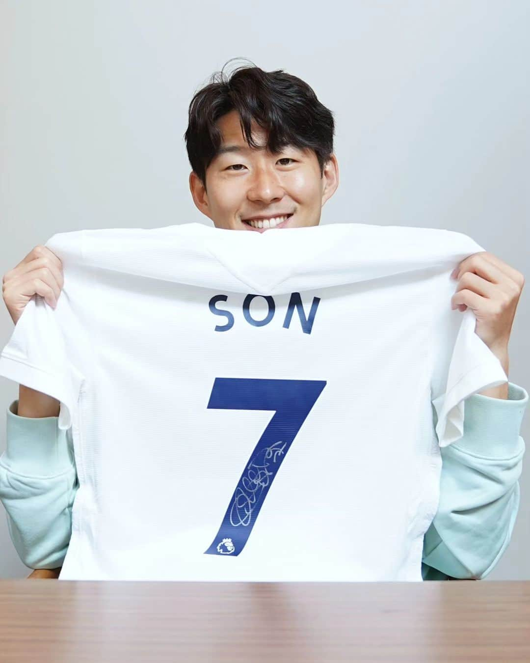 ソン・フンミンのインスタグラム：「Hello everyone!! I’m giving away a framed Spurs shirt I signed with @icons_memorabilia!  To enter the giveaway, simply tag a friend in the comments and follow @icons_memorabilia 😁  A winner will be selected at random. T&Cs apply. Good luck!!」