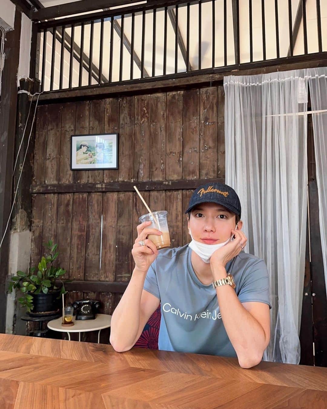 チョン・ヨンファのインスタグラム：「처음 마셔본 태국 커피 EsYenn. 일반 라떼보다 특별한 맛이 나고 향도 참 좋아요. 벌써부터 태국이 너무 그립네요. 여러분도 꼭 마셔보세요!❤️‍🔥  #AmazingThailand #EsYenn #EspressoYenn #ThaiEspresso #Thaicoffee #Thailand」