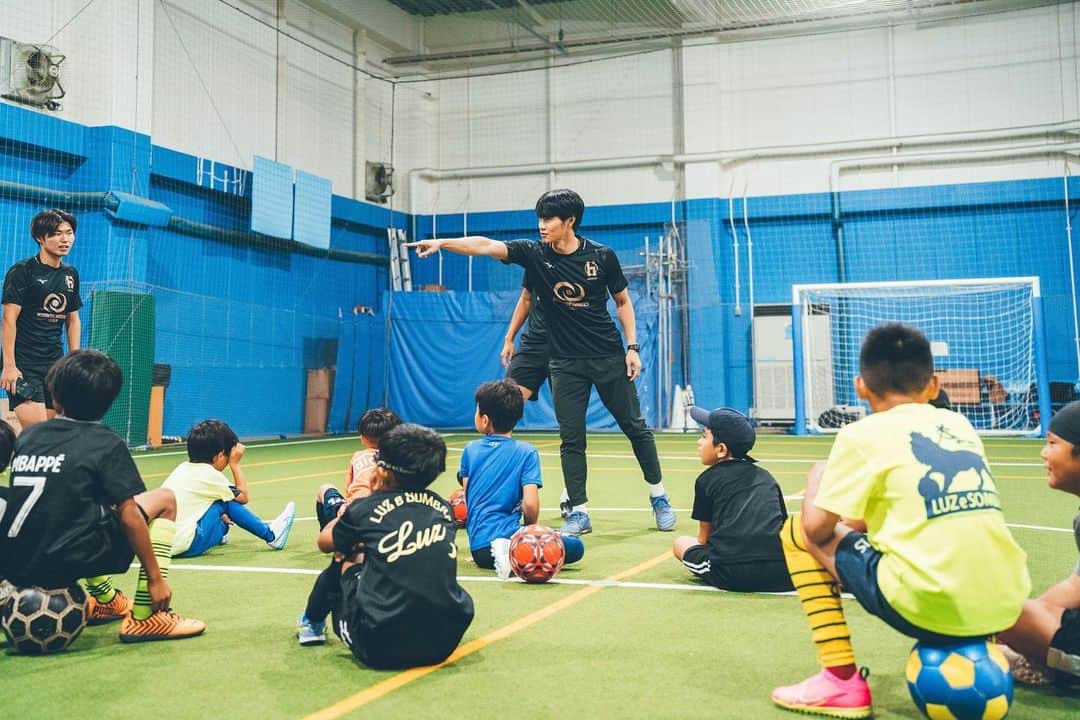 星原健太のインスタグラム：「ノアフットサルステージ茨木にて 株式会社久光物流様が主催で小学生向けの サッカークリニックを開催させて頂きました。  子どもにとってはとても貴重な 夏休み真っ只中の土曜日という時間を 今回のイベントにあてて頂き感謝しています。  また当日、サポートして頂いたメンバーの方々 協賛スポンサーである久光物流様 本当に有難うございました。  今回の活動が子どもたちにとって 何かしらの良い刺激になり、 良き未来に繋がる事を祈っています。  -  #サッカー教室」