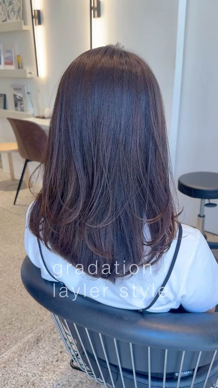 齋藤純也のインスタグラム：「グラデーションレイヤー✂︎  裾に丸みのある柔らかいヘアスタイルがこだわりです、 髪質が柔らかく見えるようハサミの入れ方一つ繊細にデザインします✂︎ 骨格と輪郭と髪質に合わせて誰よりも似合うヘアスタイルを♩  ✴︎PRICE✴︎ カット✂︎7700円 カラー✂︎7700円  カットなしの場合シャンプーブロー料金+2200円 カラーはトリートメントin処方で圧倒的な艶感と手触りをプラスします。 ブリーチor3Dハイライト施術はプラス7700円です。 パーマ✂︎7700円 トリートメント✂︎種類多数によりカウンセリングで決めさせていただきます。5500円〜11000円 縮毛矯正✂︎17600円、前髪のみは6600円 ・ ネット予約が×の所もお電話かDMで時間調整できますので気軽にご連絡ください！ kelly.表参道本店　A1出口より徒歩45秒 東京都渋谷区神宮前5-2-5 JY表参道ビル２Ｆ kelly. ・ ・ ✔️群馬県伊勢崎市で出勤するスケジュールは隔週水曜日です。 群馬店は料金が異なります、お問い合わせください 群馬のご予約はＤＭまたは ホットペッパービューティーで  kelly. by L.O.G 検索✂︎ 在籍日程が少なくて申し訳ありません。 薬剤は最新のものを揃えました 群馬県伊勢崎市宮前町146-1」