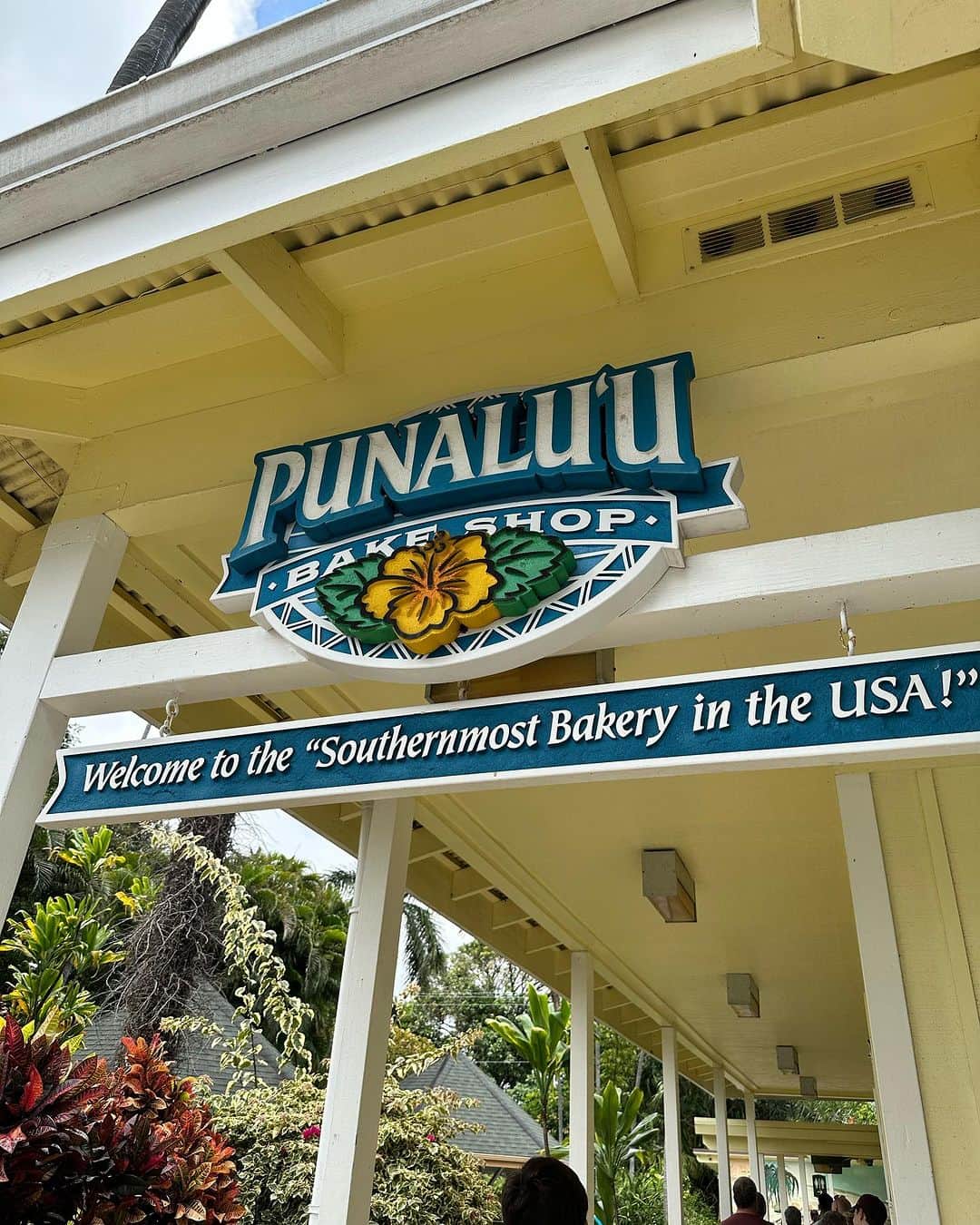 新保友映のインスタグラム：「ハワイ島で大人気のマラサダのお店【プナルウ・ベイク・ショップ】✨  マラサダだけでなくスイートブレッドも美味しいとのことでしたが、お腹がいっぱいになってしまって、マラサダだけしか食べられなかったのが悔やまれる😣  看板にも書いてありますが、Naalehuという「アメリカ合衆国で最南端の街」にあるベイクショップ。 お店の人も明るくて優しくて、美味しくて素敵なお店でした😋  #punaluu #punaluubakeshop  #malasada #マラサダ #プナルウ #hawaii #hawaiiisland  #bigisland  #hawaiitravel  #hawaiilove  #hawaiistagram  #hawaiitrip  #ハワイ #オアフ #オアフ島 #ハワイ島 #ビッグアイランド #火山 #ハワイ旅行  #夏休み #子どもとお出かけ」