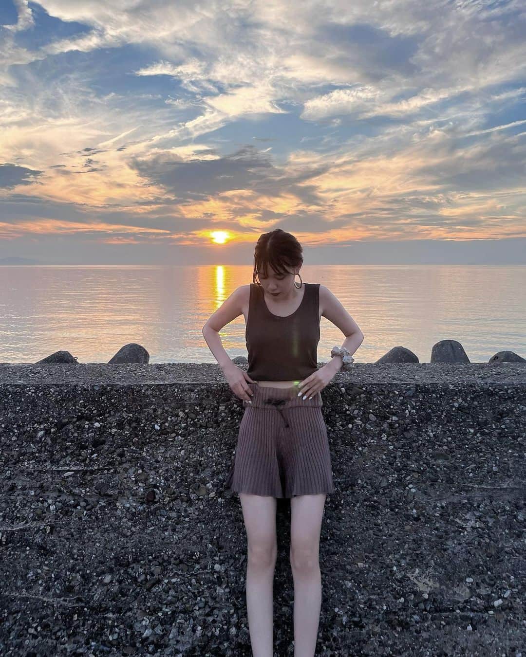 中野妃菜のインスタグラム：「夕暮れ時の海大好きなんだ〜♡  今年の夏は沢山遊びにでてるから 肌が焼けちゃって、 @haab_yokohama  で白玉点滴と顔脱毛してきたよ♡ 初めてしたから効果楽しみ☺︎  #sea #淡路島」