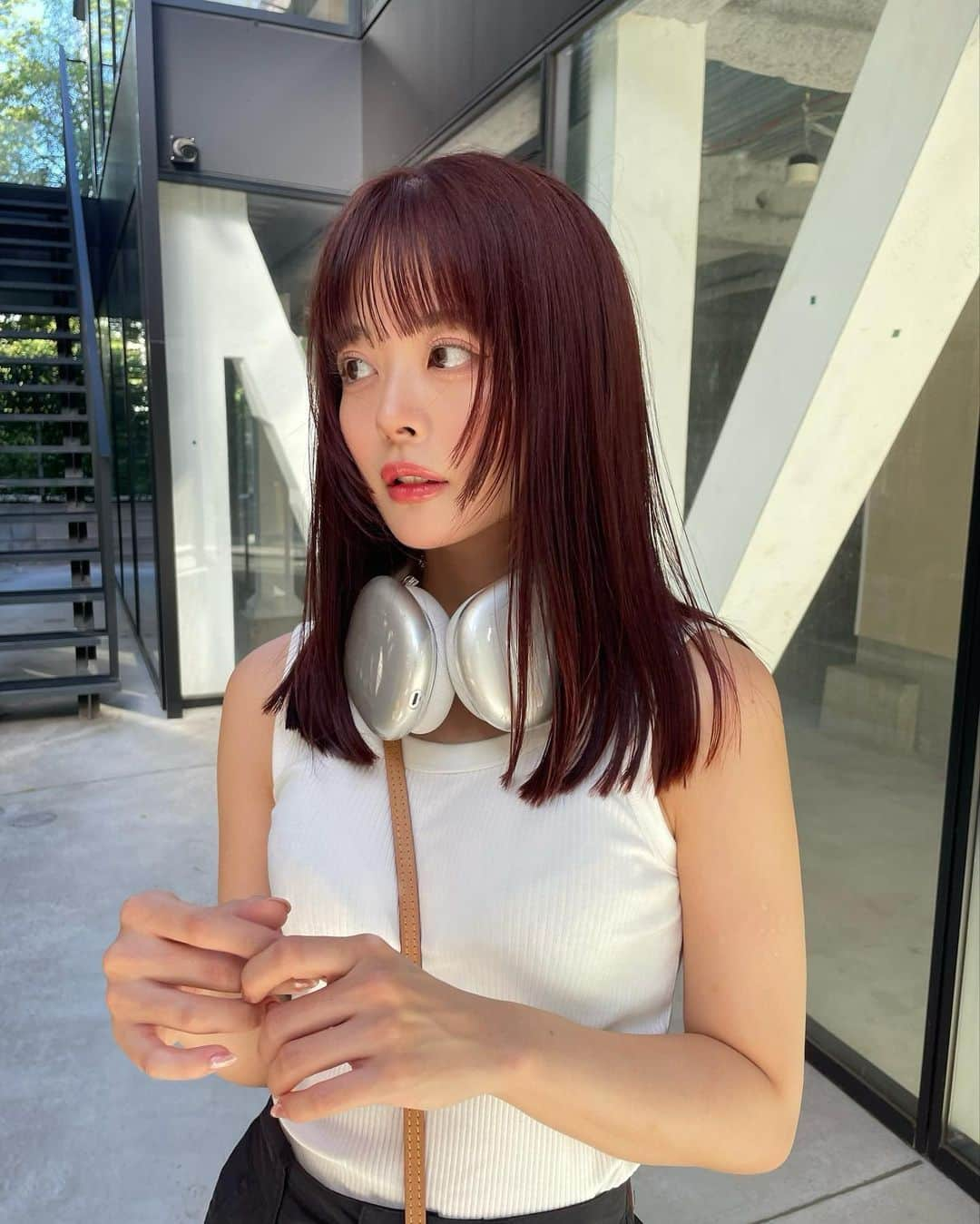 牛江桃子（ももち）さんのインスタグラム写真 - (牛江桃子（ももち）Instagram)「new color 🎧🍊🧡🩷 ⁡ 久々にこんな明るい髪色にした､､😳🧡 ダブルカラーで、ブリーチ無しでいけるとこまでオレンジ入れてもらった🍊🧡 @_kanako517 いつも本当にありがとう♡ ⁡ ⁡ みんな今日も一日お疲れさま🪸♡ TikTokにGRL浴衣の正直レビューUPしました👘 バズってるから気になってたGRLの浴衣リアルに辛口コメントしたのでぜひ見てね🦀  ⁡ PS. ももちは実は、今とある所に彼と旅行に来てます…✈️ どこでしょう✈️🤍 ⁡ ⁡ #ユニクロ #UNIQLO #ユニクロコーデ #オレンジカラー #オレンジブラウン #オレンジベージュ」8月4日 20時05分 - momochi.661