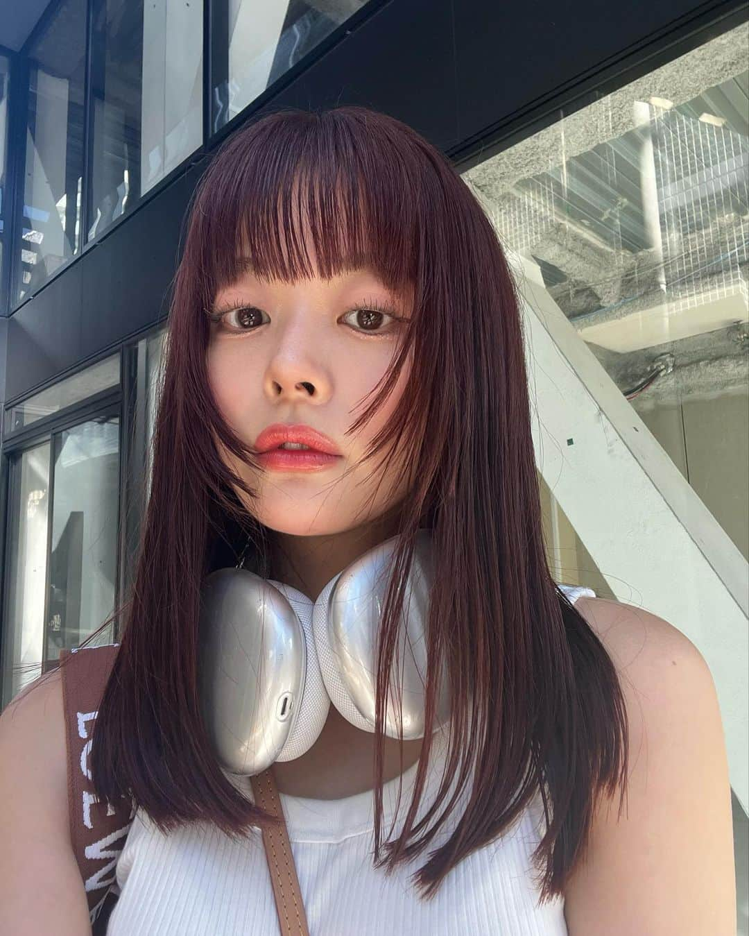 牛江桃子（ももち）さんのインスタグラム写真 - (牛江桃子（ももち）Instagram)「new color 🎧🍊🧡🩷 ⁡ 久々にこんな明るい髪色にした､､😳🧡 ダブルカラーで、ブリーチ無しでいけるとこまでオレンジ入れてもらった🍊🧡 @_kanako517 いつも本当にありがとう♡ ⁡ ⁡ みんな今日も一日お疲れさま🪸♡ TikTokにGRL浴衣の正直レビューUPしました👘 バズってるから気になってたGRLの浴衣リアルに辛口コメントしたのでぜひ見てね🦀  ⁡ PS. ももちは実は、今とある所に彼と旅行に来てます…✈️ どこでしょう✈️🤍 ⁡ ⁡ #ユニクロ #UNIQLO #ユニクロコーデ #オレンジカラー #オレンジブラウン #オレンジベージュ」8月4日 20時05分 - momochi.661