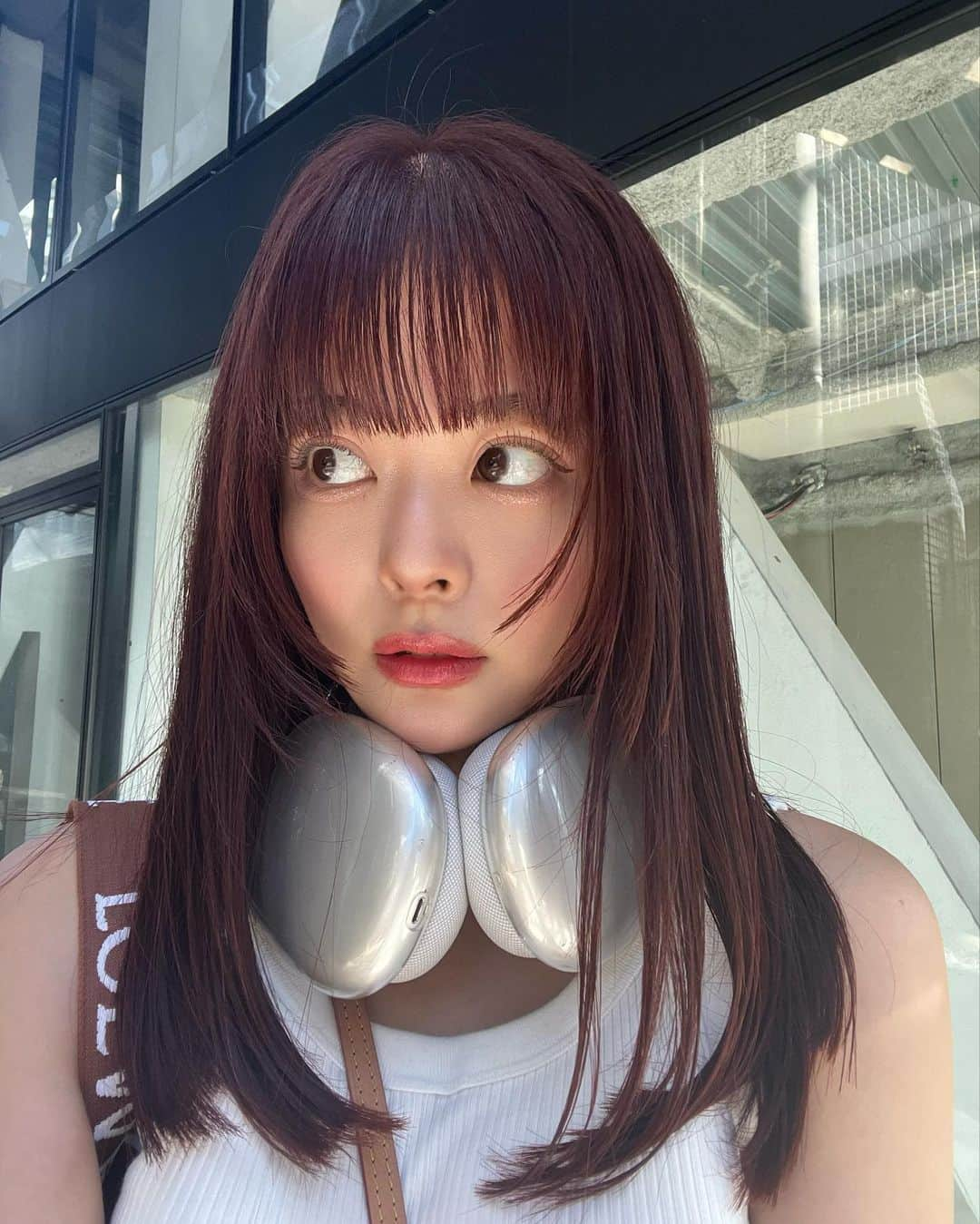 牛江桃子（ももち）さんのインスタグラム写真 - (牛江桃子（ももち）Instagram)「new color 🎧🍊🧡🩷 ⁡ 久々にこんな明るい髪色にした､､😳🧡 ダブルカラーで、ブリーチ無しでいけるとこまでオレンジ入れてもらった🍊🧡 @_kanako517 いつも本当にありがとう♡ ⁡ ⁡ みんな今日も一日お疲れさま🪸♡ TikTokにGRL浴衣の正直レビューUPしました👘 バズってるから気になってたGRLの浴衣リアルに辛口コメントしたのでぜひ見てね🦀  ⁡ PS. ももちは実は、今とある所に彼と旅行に来てます…✈️ どこでしょう✈️🤍 ⁡ ⁡ #ユニクロ #UNIQLO #ユニクロコーデ #オレンジカラー #オレンジブラウン #オレンジベージュ」8月4日 20時05分 - momochi.661