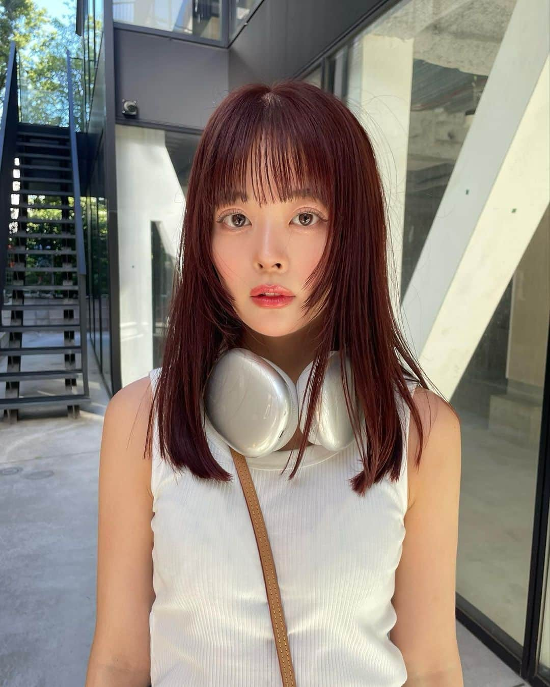 牛江桃子（ももち）さんのインスタグラム写真 - (牛江桃子（ももち）Instagram)「new color 🎧🍊🧡🩷 ⁡ 久々にこんな明るい髪色にした､､😳🧡 ダブルカラーで、ブリーチ無しでいけるとこまでオレンジ入れてもらった🍊🧡 @_kanako517 いつも本当にありがとう♡ ⁡ ⁡ みんな今日も一日お疲れさま🪸♡ TikTokにGRL浴衣の正直レビューUPしました👘 バズってるから気になってたGRLの浴衣リアルに辛口コメントしたのでぜひ見てね🦀  ⁡ PS. ももちは実は、今とある所に彼と旅行に来てます…✈️ どこでしょう✈️🤍 ⁡ ⁡ #ユニクロ #UNIQLO #ユニクロコーデ #オレンジカラー #オレンジブラウン #オレンジベージュ」8月4日 20時05分 - momochi.661