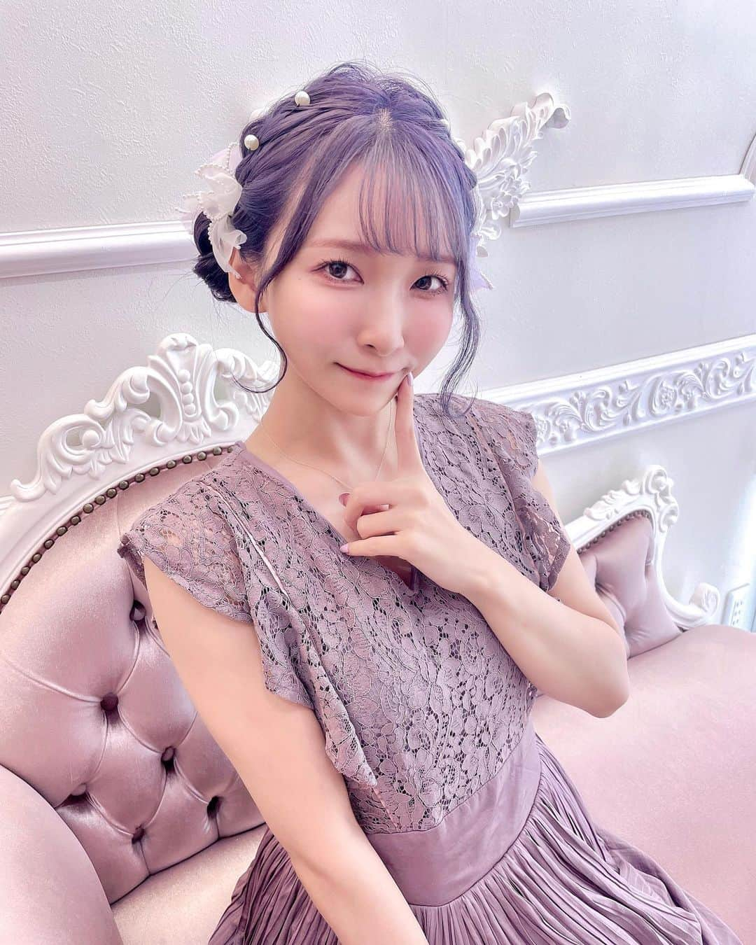 長嶋優里のインスタグラム：「♡ ． 髪も伸びたので生誕祭の日は 久しぶりにヲタクさんのところでヘアメ🎀 初めてえびちゃんことまおちゃんにやってもらった🦐 ． ． 後ろ姿撮るの忘れたの悔しいくらい めちゃくちゃ可愛いヘアメでした🧸🤍💜 ． ． ． #新宿ヘアメ #ヘアメイク #推し活 #生誕祭 #ヘアアレンジ #ラベンダーカラー #ラベンダーヘアー #新宿美容院  ． ︎︎︎︎♡」