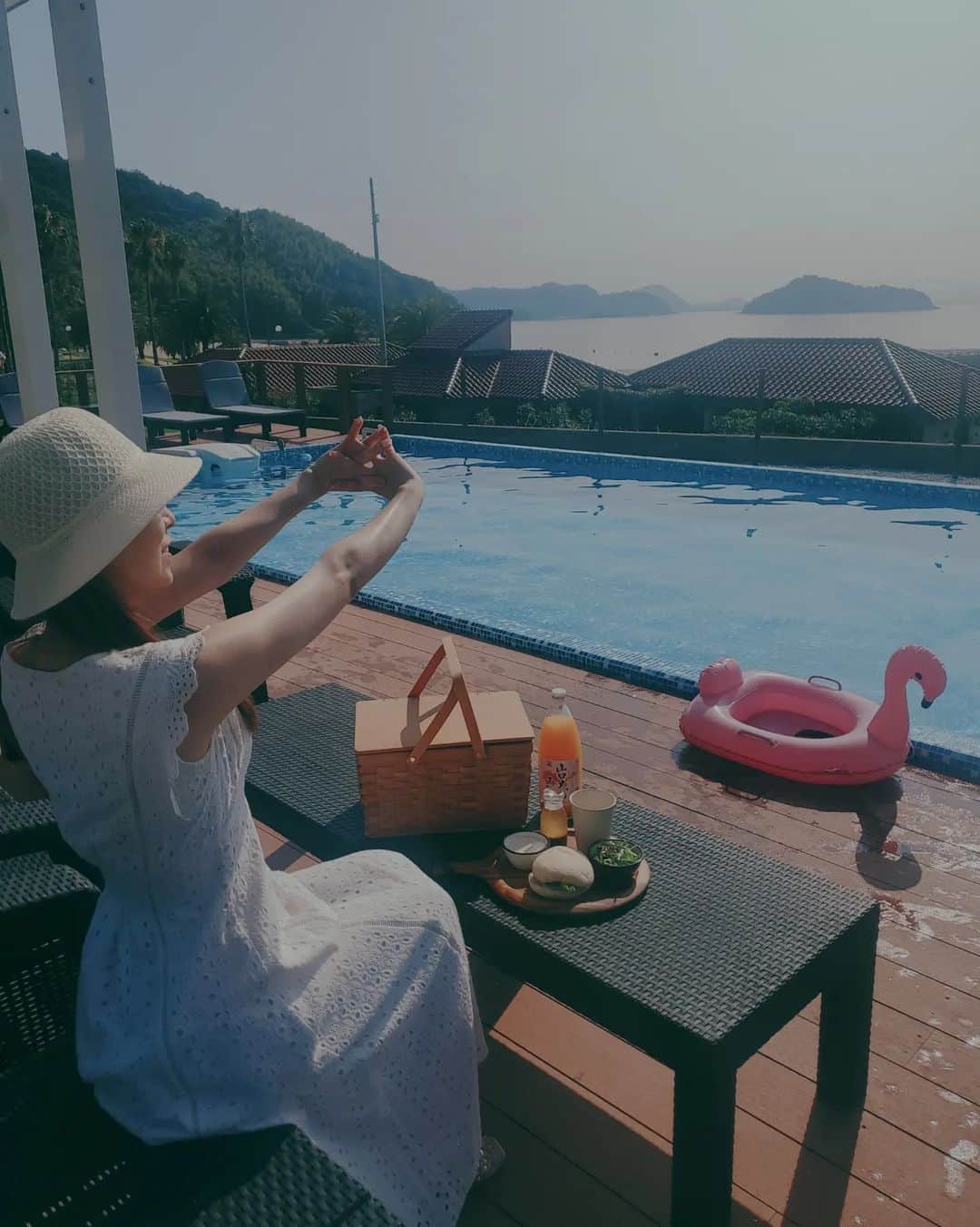 泉田文佳さんのインスタグラム写真 - (泉田文佳Instagram)「୨୧*。 夏だーー🌻🌴！！！ ってことで先日、家族みーんな大好きな グランピングへ行ってきたぞ～☺️！！！  ちなみに夏のグランピングははじめて✨ しかも今回は…プール付き😍！！！  場所は瀬戸内のハワイとも呼ばれる周防大島にある 「せとうちアイランドステイズ周防大島」 @islandstays_suooshima  ここは全棟ヴィラタイプで、ベッドルームから ダイニング、キッチン、バストイレが全部一体型。 導線がすばらしく快適～◡̈♫︎  そして目の前にはテラス！庭！そして海😍！！！  ハンモックがあったり焚き火が出来るのはもちろん、 歩いて30秒で海にも行けちゃう。  ディナーと朝ご飯も付けられるので、 軽い身支度グッズと水着だけで行けちゃいました☀︎︎  にしてもご飯豪華だったなぁぁぁ🤤 これでもかというお肉に海鮮にピッッッッツァ❤️！！←  で、ここはカフェもやってるので、 コーヒーやアルコールなども買えるんです～☕︎ ちなみにプールはチェックイン～夜21時まで、 翌朝も8時15分～チェックアウトまで泳げました♡  わたくしは日焼けの心配がいらないナイトタイムに、 それはそれは自分でもひくほどはしゃぎました。笑 だってなんか光るボールとかあるのよ…😍！！笑 プールや載せきれなかった動画はまたリールで投稿します～🥰  #せとうちアイランドステイズ周防大島#周防大島#キャンプ#広島キャンプ#広島グランピング#山口キャンプ#山口グランピング#アウトドア#グランピング#ヴィラ#プール付きグランピング#プール付きヴィラ#旅#家族旅行#子連れ旅#キャンプ女子#山口#山口観光#山口旅行#山口ホテル#キャンプ飯#バーベキュー#BBQ#グランピングBBQ」8月4日 20時07分 - izumida.ayaka0212