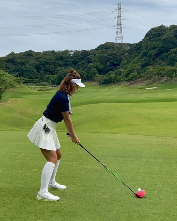 あおい夏海のインスタグラム：「この間のコンペのときの。 難しいで有名なブリストルヒルゴルフクラブで🔴45.38の83がでた！ びっくり🙌😂🫶 ニアピン2個getしたよ😍 ドラコンも後ろの組に抜かされたけど、この時点では完璧なショットで旗を立てた👍😆   #ゴルフ #ゴルフ女子  #ゴルフウェア  #ゴルフスイング  #ゴルフ動画 #ゴルフコーデ  #ゴルフスイング動画  #あおい夏海  #スポーツ女子  #ドライバーショット  #ゴルフ好き  #ゴルフ女子コーデ  #ゴルフファッション  #ブリストルヒルゴルフクラブ #はいチェリー」