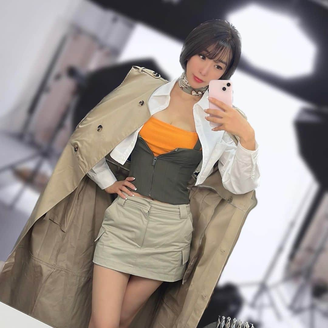 粕谷聡子のインスタグラム：「先日のお仕事での#ootd 🧡🤎  #トレンチベスト #トレンチコート #ベージュレイヤード  #トレンチコートコーデ  _____________________________________Satoko___★* #tokyo #japan #dancer #댄서 #気象予報士 #筋トレ女子 #weatherforecaster #nodancenolife #スポーツ女子 #workout #fitness #fitgirl #abs #japanese #selfie #셀카 #satokokasuya #粕谷聡子」