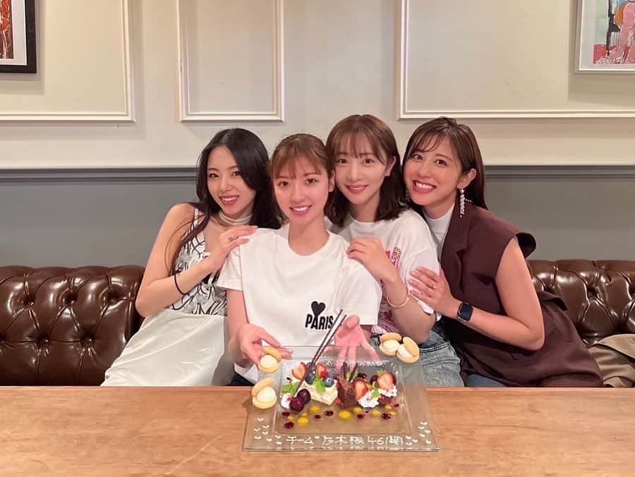 川村真洋のインスタグラム：「🪽✨I had a good time ! !  お店からのサプライズ🎂 チーム乃木板(坂)♡ それより一瞬"461期"に見えて笑い合った私達☺️  幸せな時間でした👱‍♀️✨」