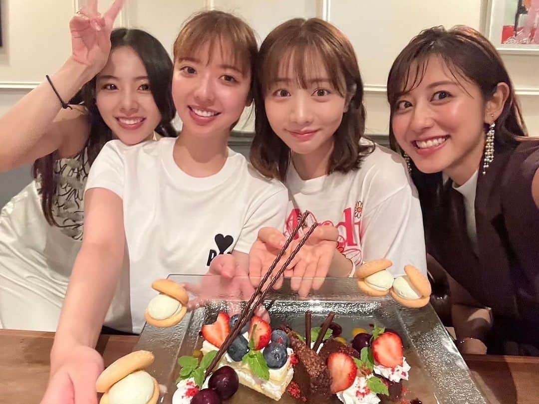 川村真洋さんのインスタグラム写真 - (川村真洋Instagram)「🪽✨I had a good time ! !  お店からのサプライズ🎂 チーム乃木板(坂)♡ それより一瞬"461期"に見えて笑い合った私達☺️  幸せな時間でした👱‍♀️✨」8月4日 20時13分 - mahiro_kawamura_official