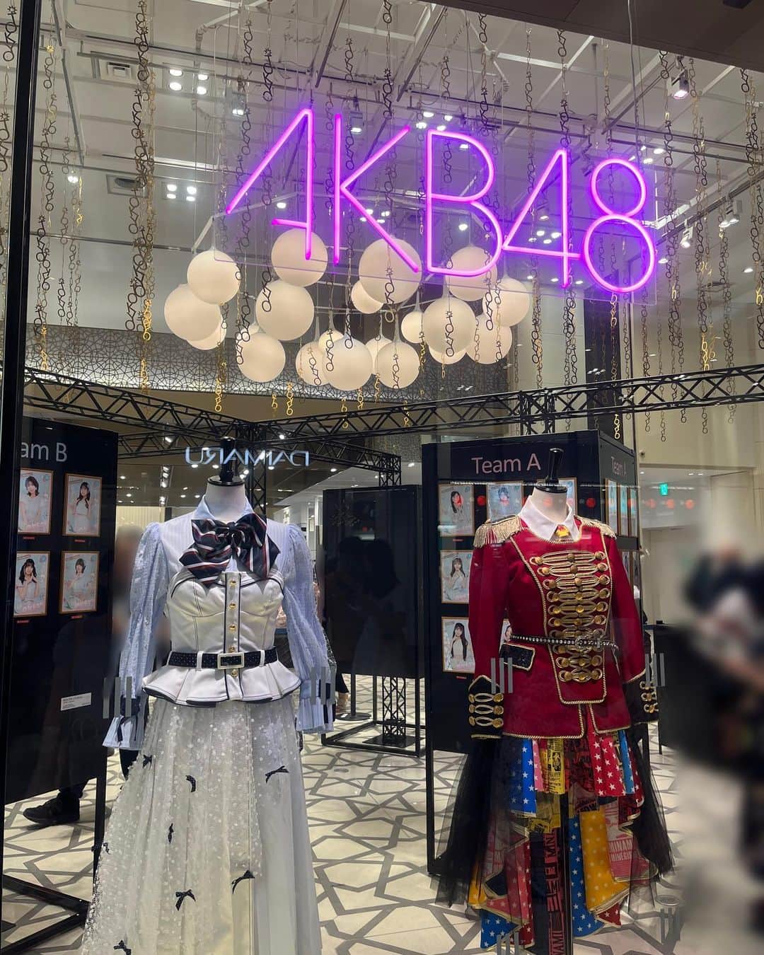 のインスタグラム：「大丸東京店で開催中の #AKB48大衣装展 に遊びに行ってきたよ！🤍 オサレカンパニー @osarecompany の衣装は本当に、本当にすごいんだっ🥹 ⁡ 8/8までだから、皆んな急いで！ サインとメッセージ、私も書かせていただきました(恐縮)。 サインはAKB時代でしか使っていない大切なものを、久しぶりに書いたよ☺️えも ⁡ ⁡ ⁡ 下記は感想です_φ(･u･ --------------------- 何度もコンサートで着ていた遠距離ポスターの衣装はエモすぎたし、間近で見たことがなかった衣装も細部まで見れて楽しかったー！感動したーーーー！ ⁡ みんなの名前が入っていたりするオリジナルの生地や、刺繍やボタン、手作業の繊細さも…この距離だからこそ分かるこだわりが沢山なので、是非見に行ってください！(誰) ⁡ ⁡ 歴代の卒業ドレスは、みぃちゃんのやつが特にエモかった…😭 スカートのチェック柄の生地全部が、色んな衣装で使われていたものなの！ 全部に見覚えがあって感動しちゃった…はぁ、素敵だぁ。。 ⁡ ⁡ メンバーそれぞれに似合う形や色の衣装を作ってくださった、とっっっても愛に溢れたオサレカンパニーさんには沢山幸せにしてもらいました。 これからもずっと変わらない大切な記憶です♡ ⁡ 想いが溢れて長文乱文になってしまった…笑 ⁡ しのぶさんとゆいちゃんにも久しぶりに会えて嬉しかった〜🫶心が温まりすぎちゃった。 ありがとうございました🩵 ⁡ ⁡ ⁡#AKB48#オサレカンパニー ⁡」