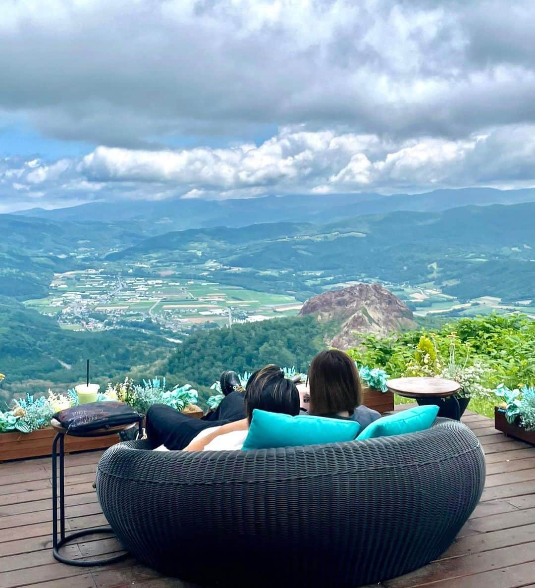 MIOのインスタグラム：「洞爺湖と昭和新山の絶景を眺めながらのテラス最高だった🥹⛰️💕 顔に張り付いてくる虫に悲鳴上げまくってたけど🤫  甥っ子たちは体力無限だった🧒🏻🧒🏻  #家族旅行 #北海道旅行」