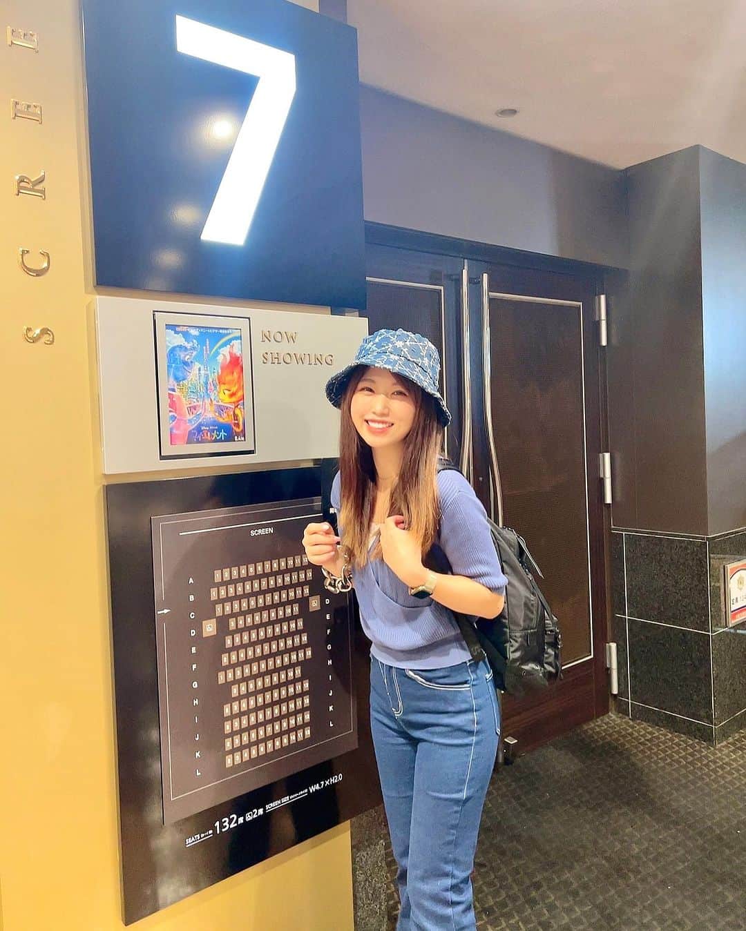 のインスタグラム：「ディズニーの今日から放映の新作映画🎥   #マイエレメント  世界中でミラクルヒットしてるらしくて、 前映画見に行った時に、予告あって気になってたんやつ👀🍿   めちゃくちゃ面白かったし、 めちゃくちゃ感動しました😭😭😭 これ泣かずにいられないと思うから見に行くときは、ハンカチ準備してった方がいいですよ🥹 周りもめちゃくちゃ泣いてた〜😭   火、水、土、風の色んなエレメント（人種？）が過ごす町で起こる、 エレメントを超えた愛と、親子愛のお話。   2人のデートがきゅんきゅんするし、 水のエレメントのウェイドくんがめちゃくちゃ心優しくて、やること男前でした〜😍  個人的に、土のエレメントが脇から頑張って生やした花を抜いて、好きな火のエレメントの女の子にあげるシーンがあるんだけど、可愛くて好きだった 笑  主人公の声優の川口春奈さんの声も 凄いぴったりだったなぁ  是非劇場で観てみてー！✨️ 私もう1回観にいきたいぐらい気に入りました🥹💗   親子のシーンとかも、みんなどこか共感出来ることがあるはず。。。 思い出しても泣ける。 涙活にもおすすめです🥹‪     最後の動画は御堂筋の梅田駅に載ってたから撮った✌️    #マイエレ #映画レビュー #映画鑑賞記録 #映画紹介 #映画好きな人と繋がりたい #ディズニー映画 #ピクサー #ディズニーピクサー #ディズニー好きな人と繋がりたい #ディズニー好き」
