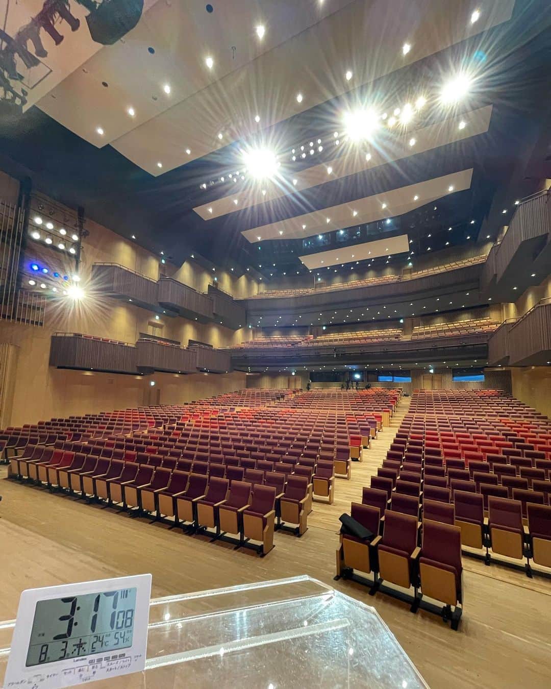 髙橋大悟のインスタグラム：「#みなしょー真夏の納涼祭   昨日、みなしょー真夏の納涼祭にて同期の長部と司会進行を勤めさせて頂きました！  初のイベント司会という事で緊張もあったのですが、出演者の方々やファンの皆様、関係者の皆様のおかげで無事に2公演共に駆け抜けることができました！🙇‍♂️  ステージ上も真夏の納涼祭にふさわしいセットで夏を感じられました！  今後の「みなと商事コインランドリー2」も楽しみですね！🤩  #みなと商事コインランドリー2 #みなしょー真夏の納涼祭 #初イベント司会 #まれと大悟 #人生の浴衣ピーク」