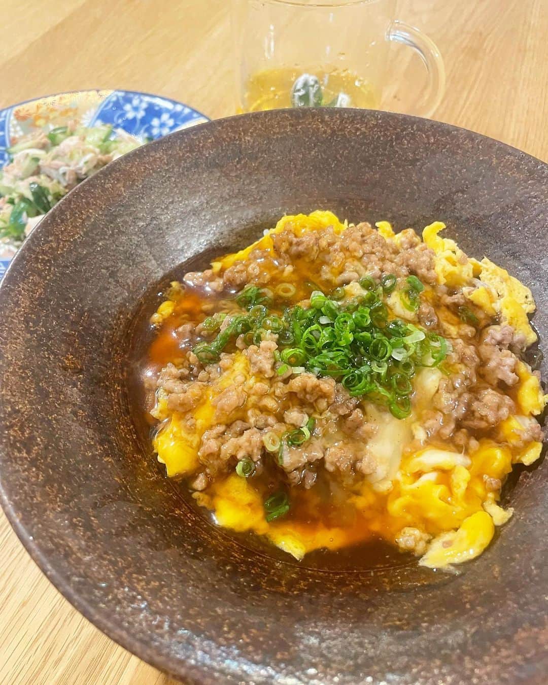 のインスタグラム：「ここ最近たべたもの❤︎  今日は朝から撮影→ラジオ 暑いしとても体力が消耗したので 簡単たまとろ丼🥚 ビックリする程美味しかった！笑  卵とひき肉フライパンで炒めて、 餡は水片栗粉砂糖醤油みりんオイスターソース鶏ガラです！」