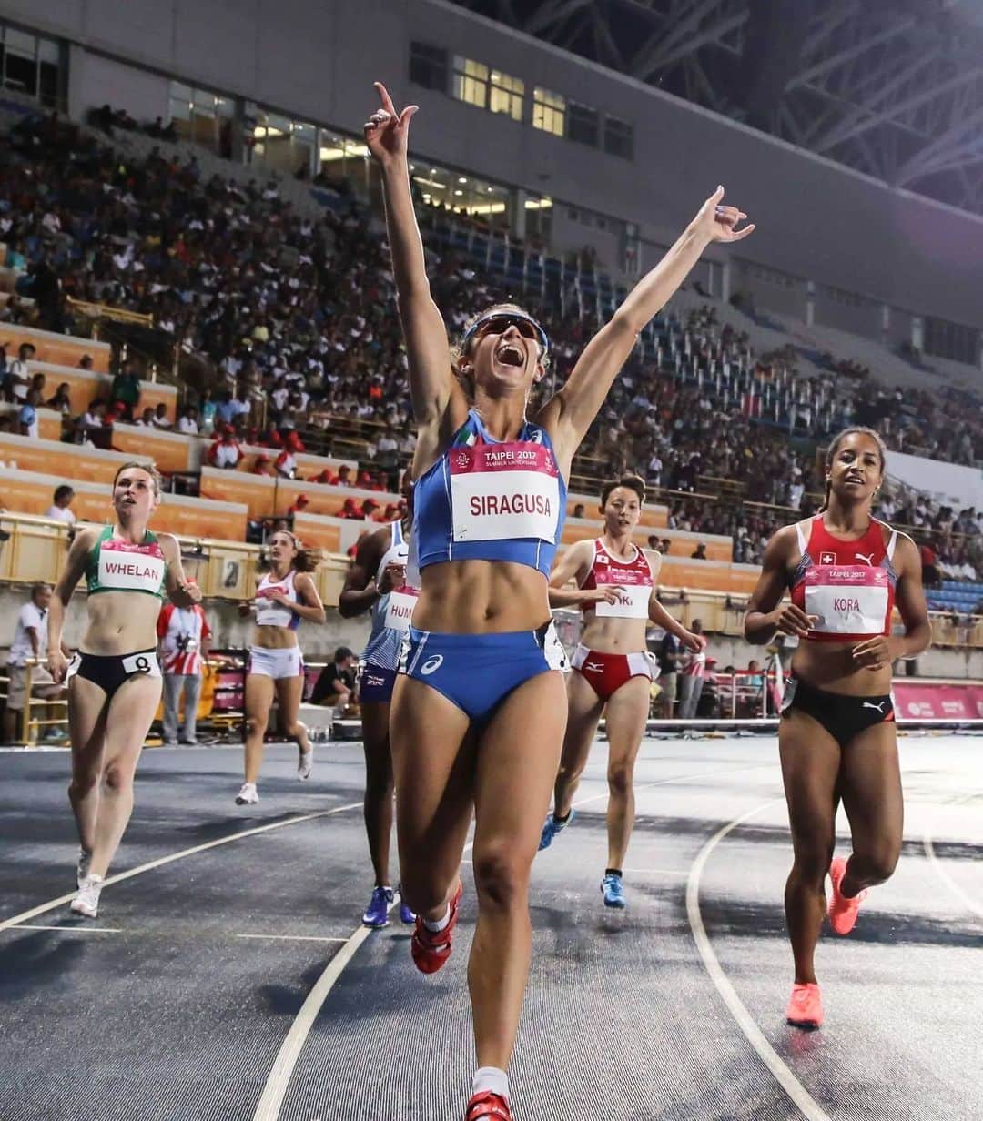 アイリーン・シラグサのインスタグラム：「In questi giorni si stanno svolgendo le Universiadi in Cina e come fai a non ripensare a una delle settimane più magiche della tua vita? 💫💫💫  Le mie Universiadi, Taipei 2017🫶 Auguro a tutti di vivere un'esperienza così piena e arricchente che ti permette di incontrare atleti da tutto il mondo che fanno le tue stesse attività: studio e sport.  Di stringere amicizie che dureranno per la vita e la possibilità di scoprire una cultura bellissima come quella di Taiwan. It has been a dream 💓  #lavelocistacongliocchiali #Universiadi #universitygames  #taipei2017  @fisu @federcusi」