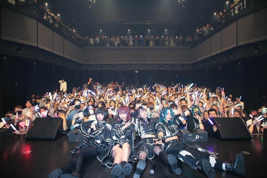 ねおきまこのインスタグラム：「2023.7.30（sun）   アンチテーゼ ONE MAN LIVE   -Reunite-  @ Zepp Shinjuku (TOKYO)   1ヶ月前に急遽開催となった Zeppでのワンマンが まさかSOLDOUTして こんなにたくさんの方々の前で 新体制のスタートをきることができて 本当に嬉しいです。  開催まで時間がなく 毎日てんやわんやで 当日もまこさんメイクする時間削って パソコンカタカタしたり 持ってきたラミネーターで 紙をラミネートしたり ダンボール運んできたり 覚えてないくらい 頭ぐるぐるぴーやでしたが なんとか無事終えることができて とても安心してます。  次の大きなワンマンの機会は 余裕をもってたくさん準備して 演者としてたくさん集中してできたらいいなー！  本当にみんなありがとう！ 大好き！！！」