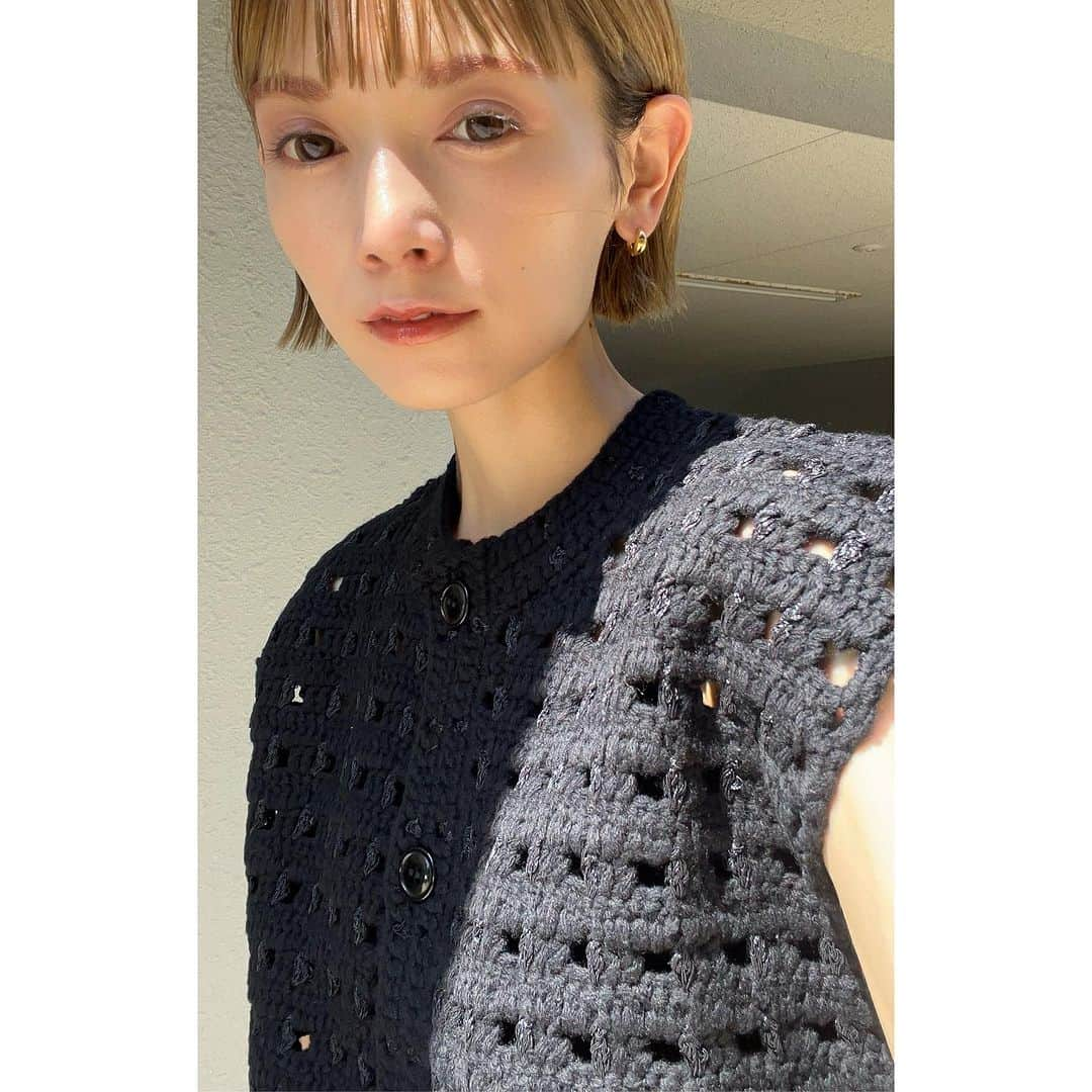 MATSUIRIHOさんのインスタグラム写真 - (MATSUIRIHOInstagram)「徐々に秋メイク。 新作色々お試し中です🙏🏻  @parisbrow_official  眉はいつもPARISBROWの定番カラーを使っていたけど、 新作カラーのテラコッタブラウンに仕上げてみた◎  極細ペンシルが最強に描きやすい！ ブロウマスカラはダマにならないし、 疲れ目の私はアイゾーンスティックコンシーラーに助けられました。愛用します🙏🏻  @osaji__  久々のOSAJIはニュアンスフェイスカラーがシーズンの楽しみ。 11 Seireiを目尻と目の下に🌛 12 Kyoutekiを瞼に🍇 ほんのり色付いて透明感でます🫥◎ しっとりなつけ心地でチークやリップにも👌🏻  今回かなり衝撃を受けたのが、 新作の『オサジ ニュアンス スキンプライマーUV』 私は02番を使ってみたけど、 肌へのフィット感と、仕上がりのクリア感に惚れた🩵  気になってたトップスは @h_beautyandyouth 買っちゃった🙂 我慢できずこの猛暑で着る。笑 詳細はまた改めてコーデ投稿したいと思います〜  今日は自撮りしちゃうくらい気分が上がりました。 ありがとう、お洋服とコスメ🙏🏻  #秋メイク #make #cosme #parisbrow #パリブロウ #osaji #オサジ #アイメイク #アイブロウ #ボブヘア #ぱっつん前髪 #ぱっつんボブ #眉毛 #アイシャドウ #外ハネボブ #accessory #skincare #コスメレポ #コスメ購入品 #コスメ紹介 #コスメレビュー #低身長コーデ #hbeautyandyouth #エイチビューティーアンドユース #riho150cm」8月4日 20時36分 - rihoo914