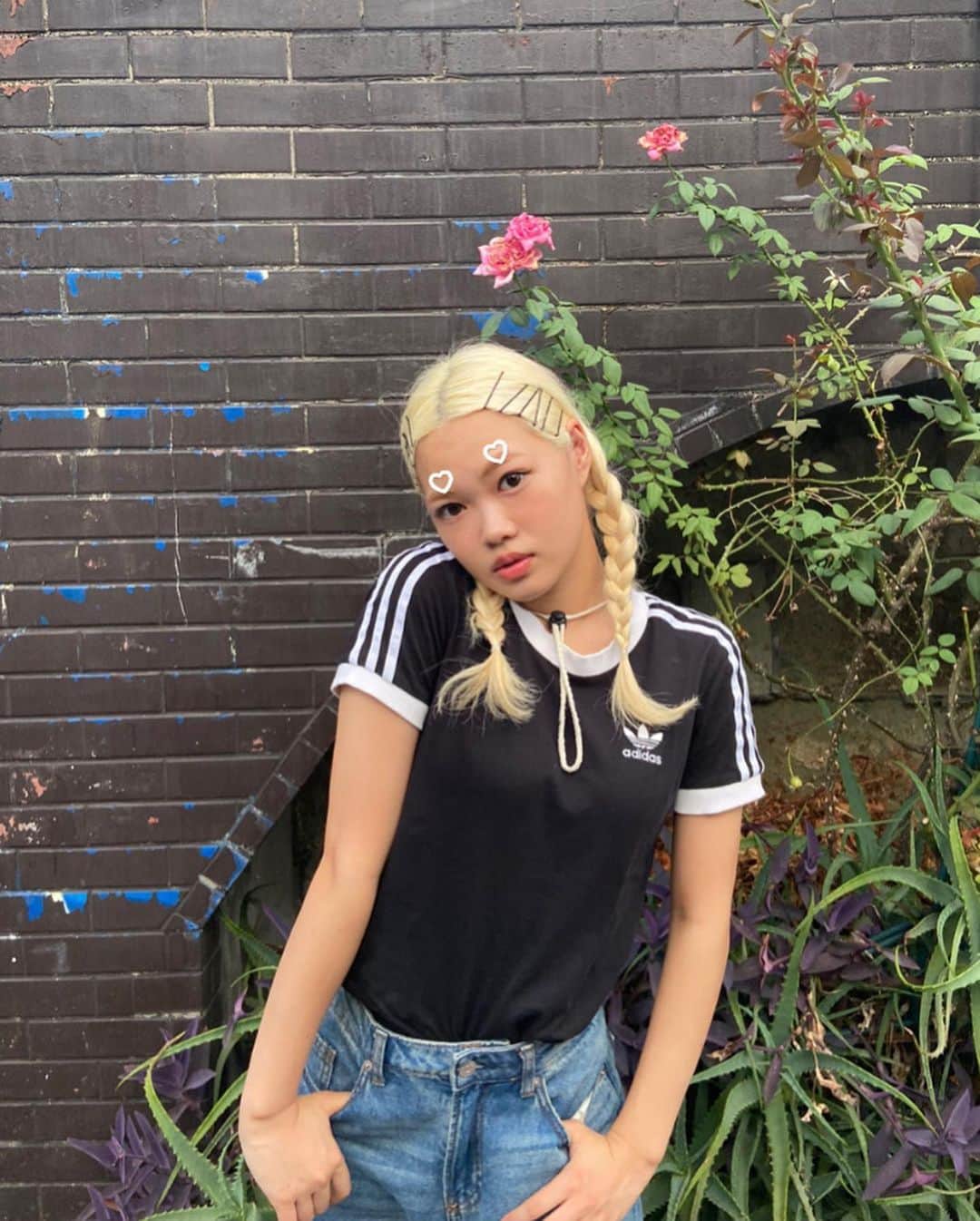 川端結愛のインスタグラム：「最近ですわな。眉毛ハート♡🙁 モノクロ系も最近好きになってきましたわな。」