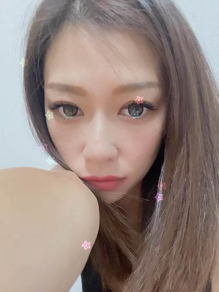 長谷川唯のインスタグラム：「・ ・ こちらストーリーで好評だったから残そう🦄🤍🩷🤍 ・ ・ マツエクは190本でボリュームはあるけどボリュームだけじゃなく目に隙間があると目が大きくみえるから抜け感も出るようにお願いしてるよ✨ ・ ・ 自分の理想のデザインにしてくれる　@salon_ef_shibuya 💓 ・ ・ #マツエクデザイン #マツエク #eyelash」