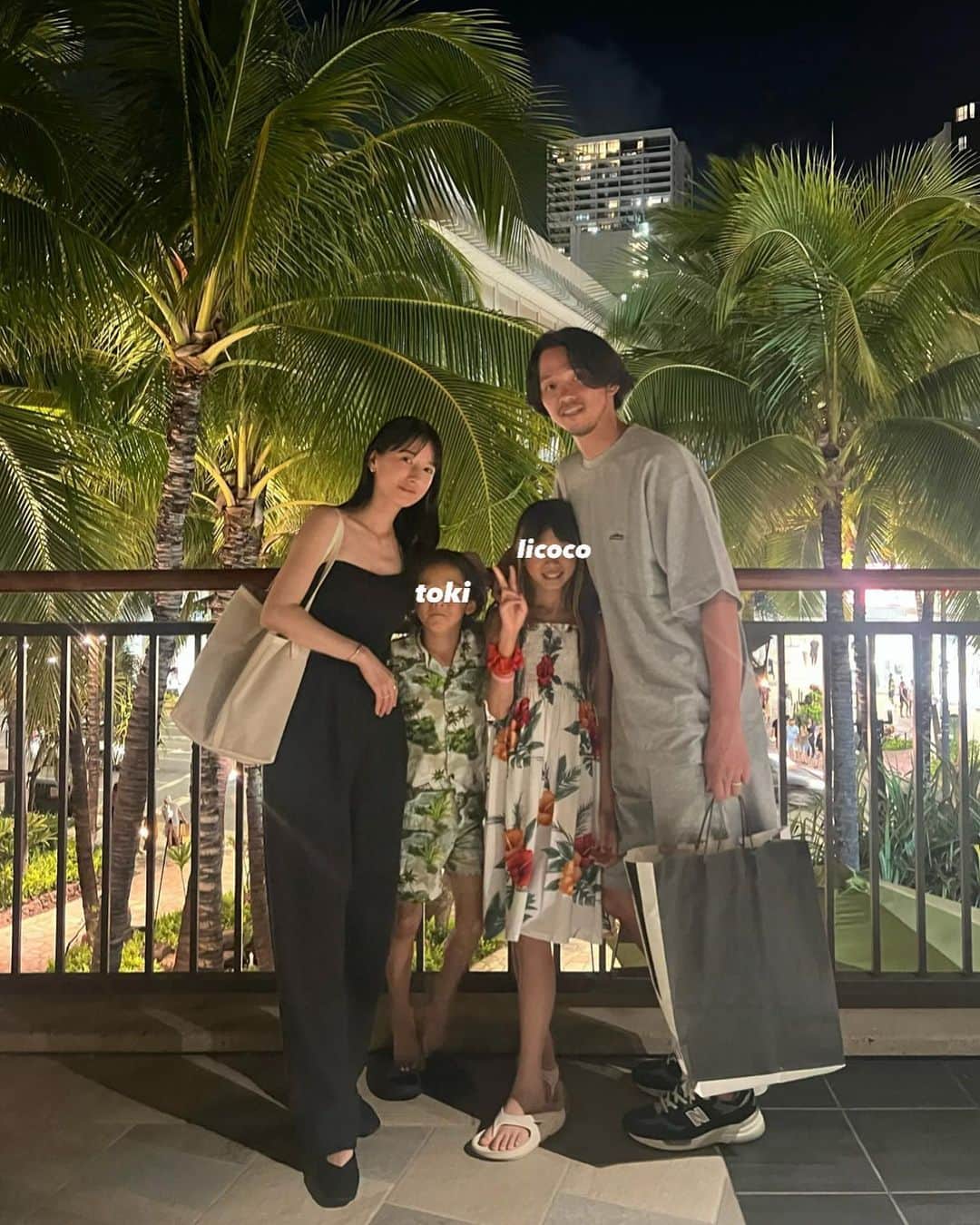 松本恵奈のインスタグラム：「お気に入りの家族写真です👪 前回ハワイに来た時の写真と比べると 子供達、本当大きくなりました♡ 来年も来れたらいいな♡ #hawaii #ハワイ #summervacation #夏休み #家族旅行」