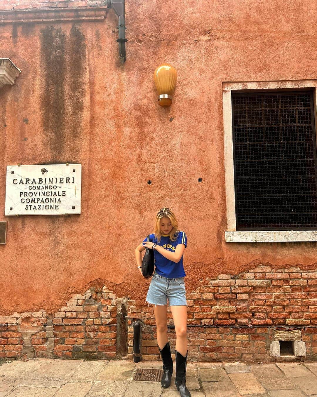 サクラ・キルシュのインスタグラム：「in Venice 💃 ootd -> top : @jadedldn  shorts : @hm  bag : vintage @gucci  cowboy boots are thrifted! x」