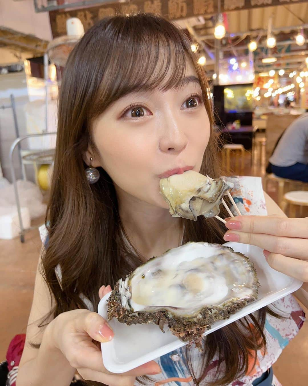 みき みーやんさんのインスタグラム写真 - (みき みーやんInstagram)「こんな生牡蠣食べたことない🦪❤笑​ .​ またまた鳥取旅行してきたよー❤​ 今年で3回目！ 前の様子はハイライトに​ 載せてるのでそこをチェックしてね​✅ .​ .​ さ！今回の旅行の振り返り❤​ かろいちで海鮮丼ランチ食べて​ その後夏輝っていう鳥取の牡蠣も食べたんだけど​ その牡蠣が普段食べてる大きさの3倍くらいあって​ 食べるのめっちゃ苦労したw🤣​ ありえないほど美味しかったので鳥取行かれた方はぜひ​！ .​ その後はさんこうえんで梨狩り🍐​ 今の時期は『八雲梨』って品種だったよ！​ 晩御飯は焼肉まさしげで鳥取和牛の焼き肉を🐄❤​ 鳥取和牛は少しクセがあったけど​ 脂身が柔らかくて美味しかったー🤤​ 今回は三朝温泉　依山楼　岩崎に宿泊したので​ 三朝温泉の花火イベントちょうど見れて​ 浴衣で夏を満喫 （花火は8月25日までだって！❁​） .​ 😪💤 .​ 2日目の朝食は部屋食だったから​ すっぴんでゆっくり食べられるのがよかったー！♡w​ .​ そして車を走らせてまず木谷沢渓流🏞​ お水のCMで使われていた場所らしく​ 土日は結構観光客がいたよ🚶‍♀️​ まさに天然のクーラーでずっとそこにいると​ 寒くなるくらいの冷たさだから今の季節おすすめ♡​🍃 .​ .​ 身体が冷えた後は​ 大山ますみず高原天空リフトで空中散歩🌤​ 展望台からの景色は圧巻！♡​ .​ ランチはコモレビト ジビエフード&カフェで大山ジビエ、​ イノシシのお肉を使ったハンバーガーをいただいたけど​ ほぼ臭みもなく完食​！！🐗🌼 ここのポテトもサクサク系で絶品やったよw​ .​ お腹いっぱいになった後は皆生温泉の近くの海の家で​ 夏気分満喫​👙❤ .​ そして神戸に帰る前に甘い物欲しなって​ ANAクラウンプラザホテル米子の475(よなご)パフェを♡​ 大きめのフルーツがいっぱい入っていて​ 1番底には鳥取県のお米・星空舞から作ったポン菓子が入ってるのが特徴！♡​ .​ .​ 神戸からだと三ノ宮駅から出てるスーパーはくと乗っちゃえば​ 2時間くらいで着いちゃうし鳥取本当おすすめ！！🚆​ .​ .​ それにしても鳥取で食べた夏輝っていう牡蠣​ 美味しすぎたなぁ…​🦪 みんなは鳥取で何したい？w🍐🦀👙🐟​ .​ .​ #とっとり旅#鳥取 #鳥取旅行 #鳥取コナン空港 #夏輝 #牡蠣 #梨狩り #tottori #すなば珈琲 #木谷沢渓流 #三朝温泉 #とっとり #Japantrip#フリーモデル #グルメ女子 #食べる動画 #oyster #生牡蠣 #Japantravel​」8月4日 20時29分 - mi_yan0101