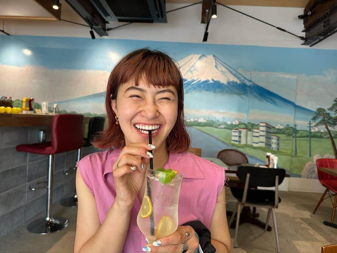 村上佳菜子のインスタグラム：「HAPPY SMILE   今日は、富士吉田で喫茶檸檬に 行ってきたよー！！！🗻❤️ 店内可愛すぎたー！ みんなも行ってみ〜 . . . @kissa_lemon  @thechihara  #れもんらいふ  #富士吉田 #河口湖 #kawaguchiko #fujiyoshida  #카페스타그램　#カフェ #喫茶店　#喫茶 #막스타그램　#맛스타그램　#美味しい #맛있다 #맛집　#オススメ」