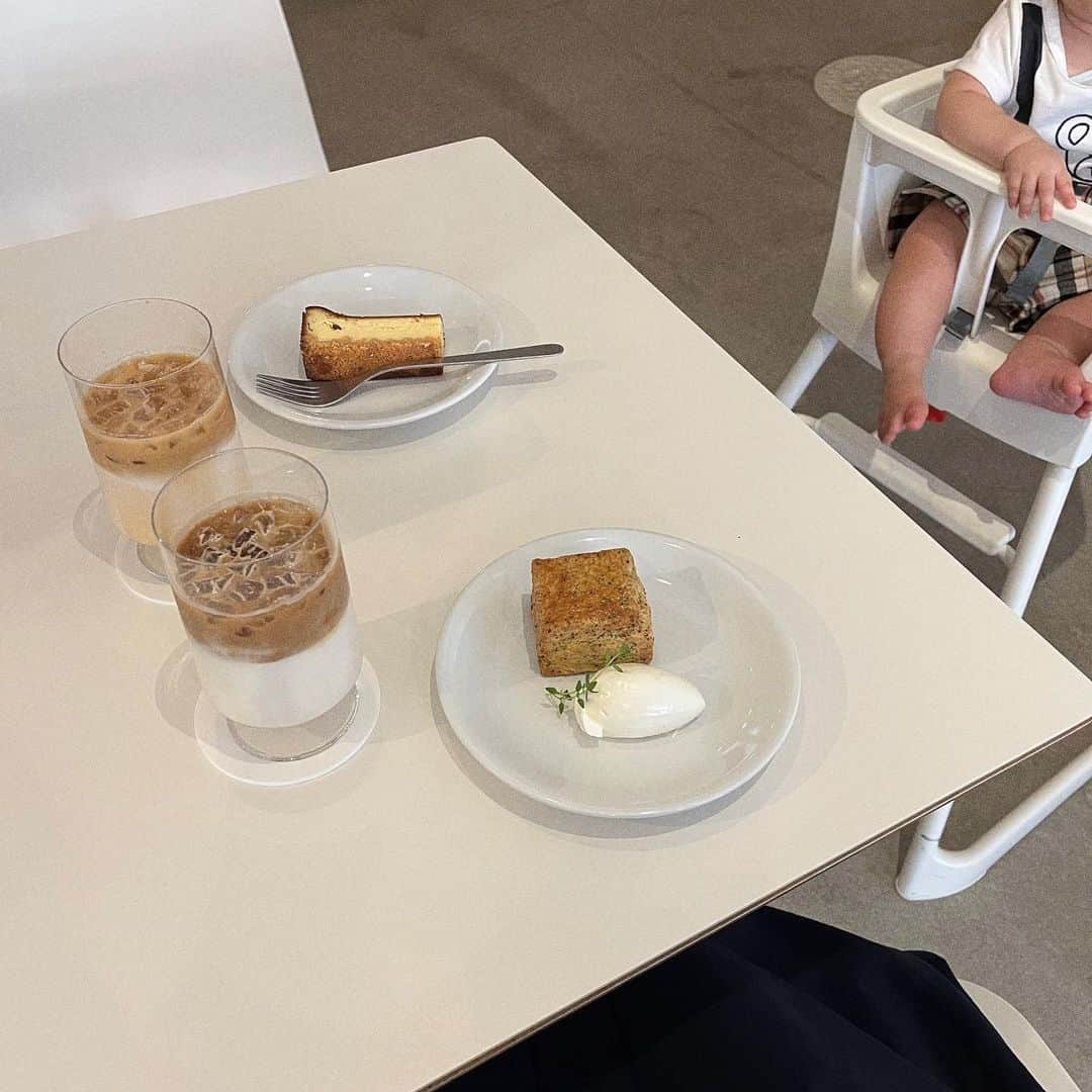 のインスタグラム：「オシャレで素敵な空間☕️🪽 子連れが大丈夫なカフェで良かった👶🏻🤍 むちっとしたおててと小さな指が愛おしい🫶🏻 ㅤㅤㅤㅤㅤㅤㅤㅤㅤㅤㅤㅤㅤ」
