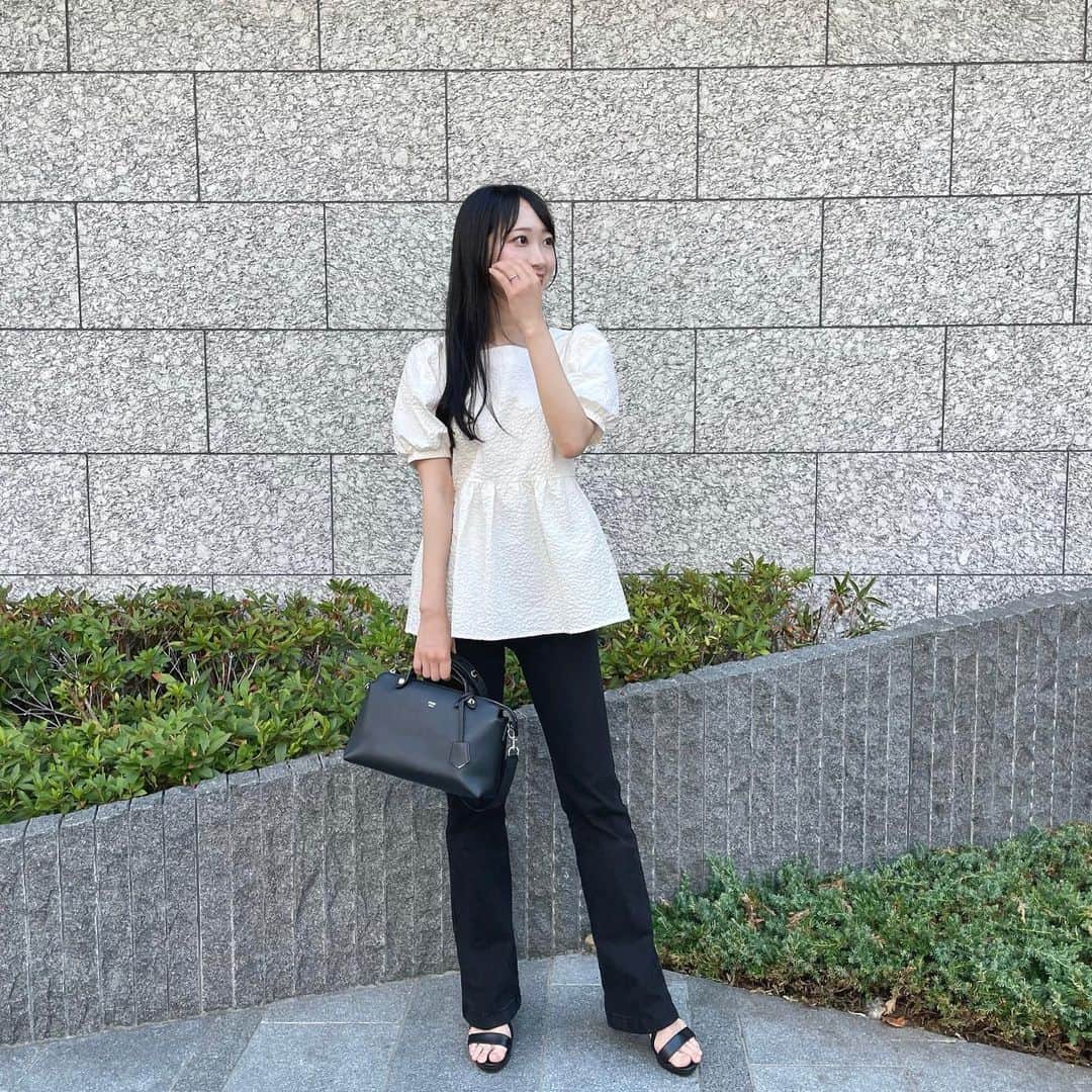 KANAKAのインスタグラム：「トレンドのふくれジャガードトップス🤍  スクエアネックでお袖がぽわんとしててウエストがキュッとしててめっちゃ涼しい最高🥺✨  ZOZO TOWNでセール中です❕  #junoah #junoahコーデ #ふくれジャガード #ジャガード #ペプラム #ペプラムトップス #タイアップ #トップス #夏服」