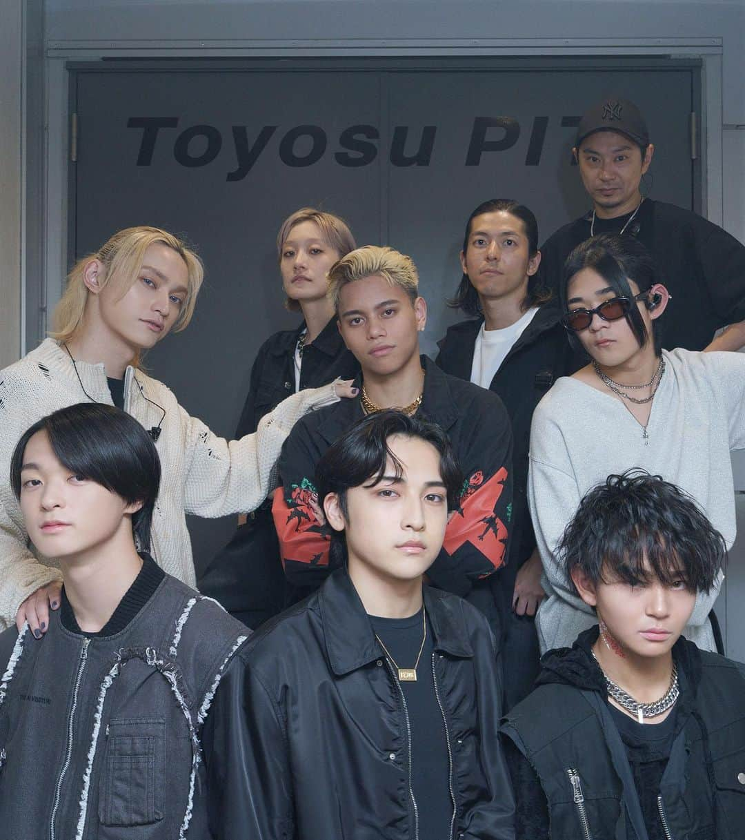 カドサワンレイコのインスタグラム：「Trainee Showcase 2023、無事終えました。  最初で最後のTrainee ShowcaseをRUI、TAIKI、KANONとやることができて幸せでした。 ３人とトレーニーができて本当によかった。大好きな大好きな弟たちだから幸せになってほしい。できるだけ自分も力になれるように頑張りました。みんないい顔してたなぁ。  同時に僕のメジャーデビューの発表。日髙さんに見守られて、しょうたくんからBMSGパーカーをもらえて本当に幸せでした。待ち侘びたときにたどり着くまでに流した汗とか涙とかを思い出して、いまではこんな成り行きでメジャーデビューすることができて幸せです。 歌もダンスもMCも、一晩で上手くなったわけではない。ただの才能でもない。僕はいっぱい練習してきました。 これまでの２年もすごかったけど、これからの２年とか４年後、６年後が楽しみです。  大好きな日髙さんのもとで、BMSGのもとで音楽ができて幸せです。 俺は間違いなく日髙さんとBMSGのみなさん、応援してくださるみなさんのおかげで幸せで、これからは他人を幸せにしたい。自分の音楽とか存在で少しでも他人を幸せにしたい。 そうやって日髙さんが背中で教えてくれるんです。  REIKO、新章突入。  #BMSG_TRAINEE_Showcase #BMSG23 #REIKO #RUI #TAIKI #KANON #BMSG_TRAINEE #SKYHI #edhiiiboi」