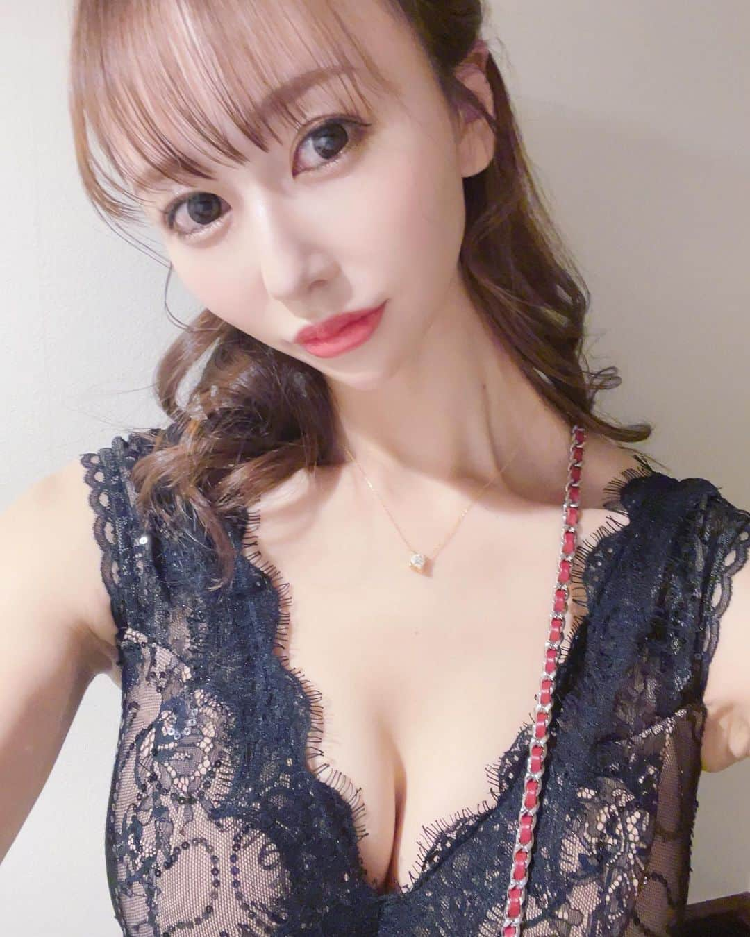 小林香菜さんのインスタグラム写真 - (小林香菜Instagram)「黒のドレスはどう👗？？ 前回の黄色と今回の黒だと印象全然違うね🫶 どっちがお好き👗💕？？ 今週の出勤は私は今日までです🤭  #ドレス　#dress #👗　#キャバドレス　#キャバクラ　#キャバ嬢　#ヘアメイク　#谷間　#努力の谷間　#銀座　#六本木　#歌舞伎町　#西麻布　#ジェイボーグ　#jvogue」8月4日 20時31分 - kanaful