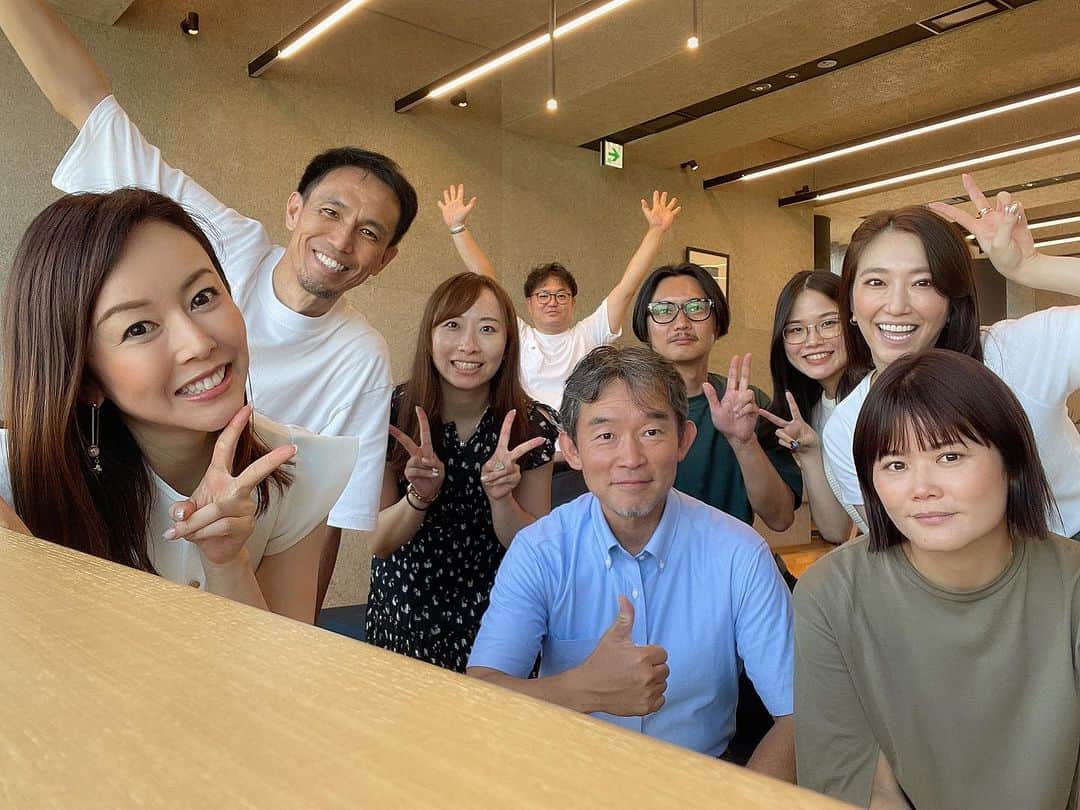 宮崎宣子のインスタグラム：「今日はCORNESさんでお仕事でした😊  芝公園に新しい新社屋が完成されてていて、 一階の表通りにはズラーっとスーパーカーが並んでいるのを見ていたのでテンション上がりまくりでした。  社内は、広々としたフリースペースがたくさんあり、スタッフさんが快適に過ごしやすい環境が整っていました。  今回お世話になったご縁は、 宮崎の仲良しカメラマン @watanabe_kaz  ワタナベさんのおかげ🙏  宮崎からワタナベさんと黒木さんが来てくれての撮影でした。 久しぶりに宮崎の方に会えるのも嬉しい。  また、撮影後にコーンズさんから PEUGEOTの可愛いミルセットを頂きました。  こんな高級でオシャレなミルは、 飾っておきたいくらい。 キッチンが華やかになりました。 大切に使わせて頂きます。  スタッフの皆さんもすごく親切で、 私の体調も気遣って頂き、 快適に楽しくお仕事させて頂きました。 本当にありがとうございました🙏  ワタナベさん達は、宮崎に台風が近づいていることもあり、今日帰りましたが、沖縄や九州の皆さまお気をつけ下さい。  #cornes #peugeot  #コーンズ新社屋 #スーパーカー #東京タワーが見える  #快適空間  #働きやすい職場 #オシャレカフェ  #プジョーミル #皆さんありがとうございました」